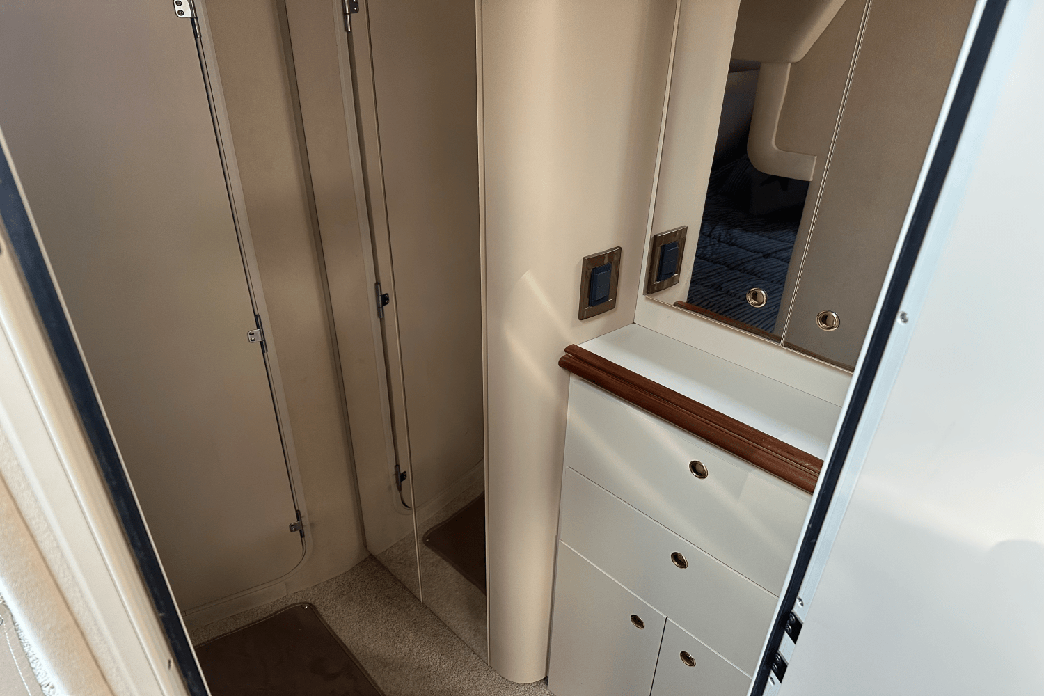 2000 Cruisers Yachts 3870 Image Thumbnail #16