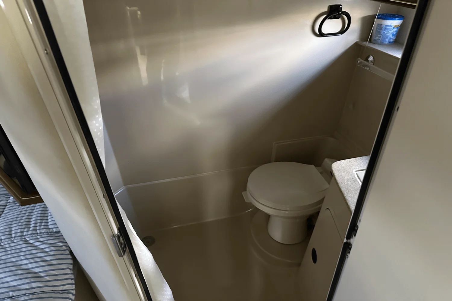 2000 Cruisers Yachts 3870 Image Thumbnail #18