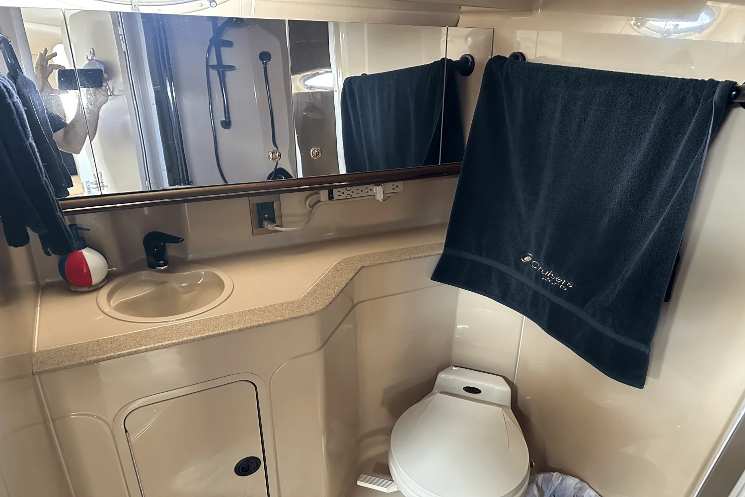 2000 Cruisers Yachts 3870 Image Thumbnail #12