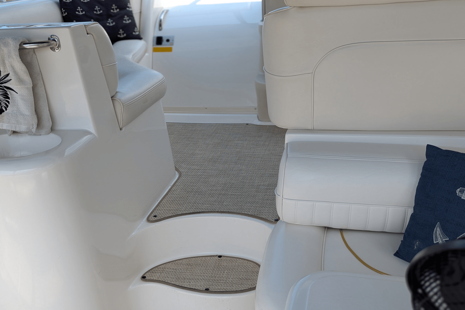 2000 Cruisers Yachts 3870 Image Thumbnail #10