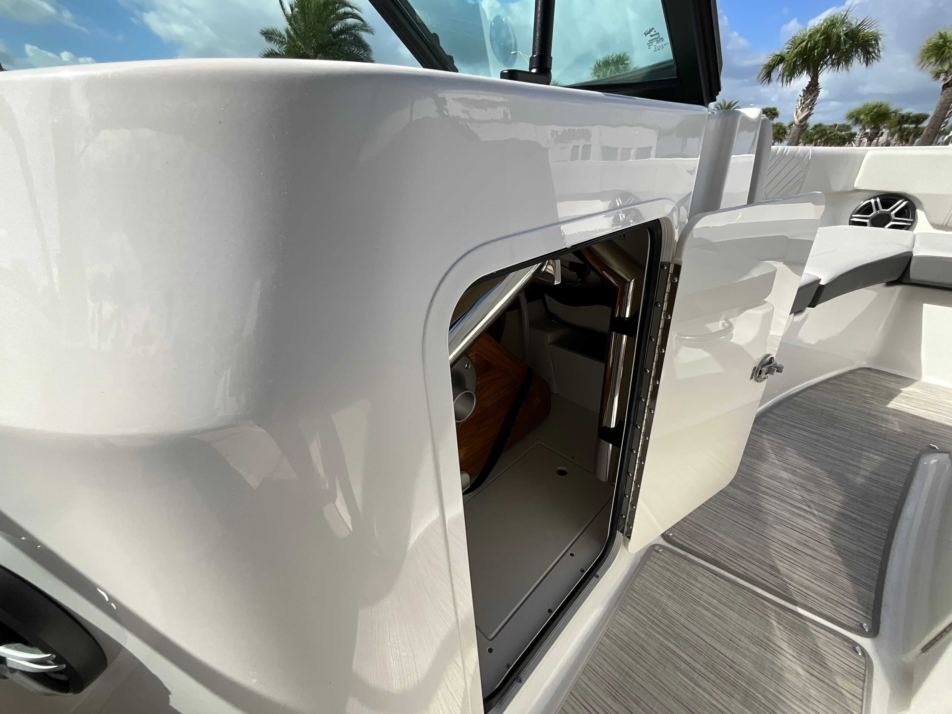 2026 Sea Ray SDX 230 Outboard Image Thumbnail #18