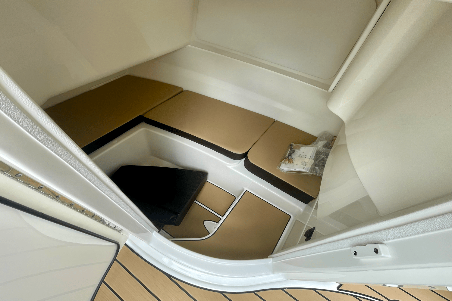 2026 Sea Ray SDX 230 Outboard Image Thumbnail #16