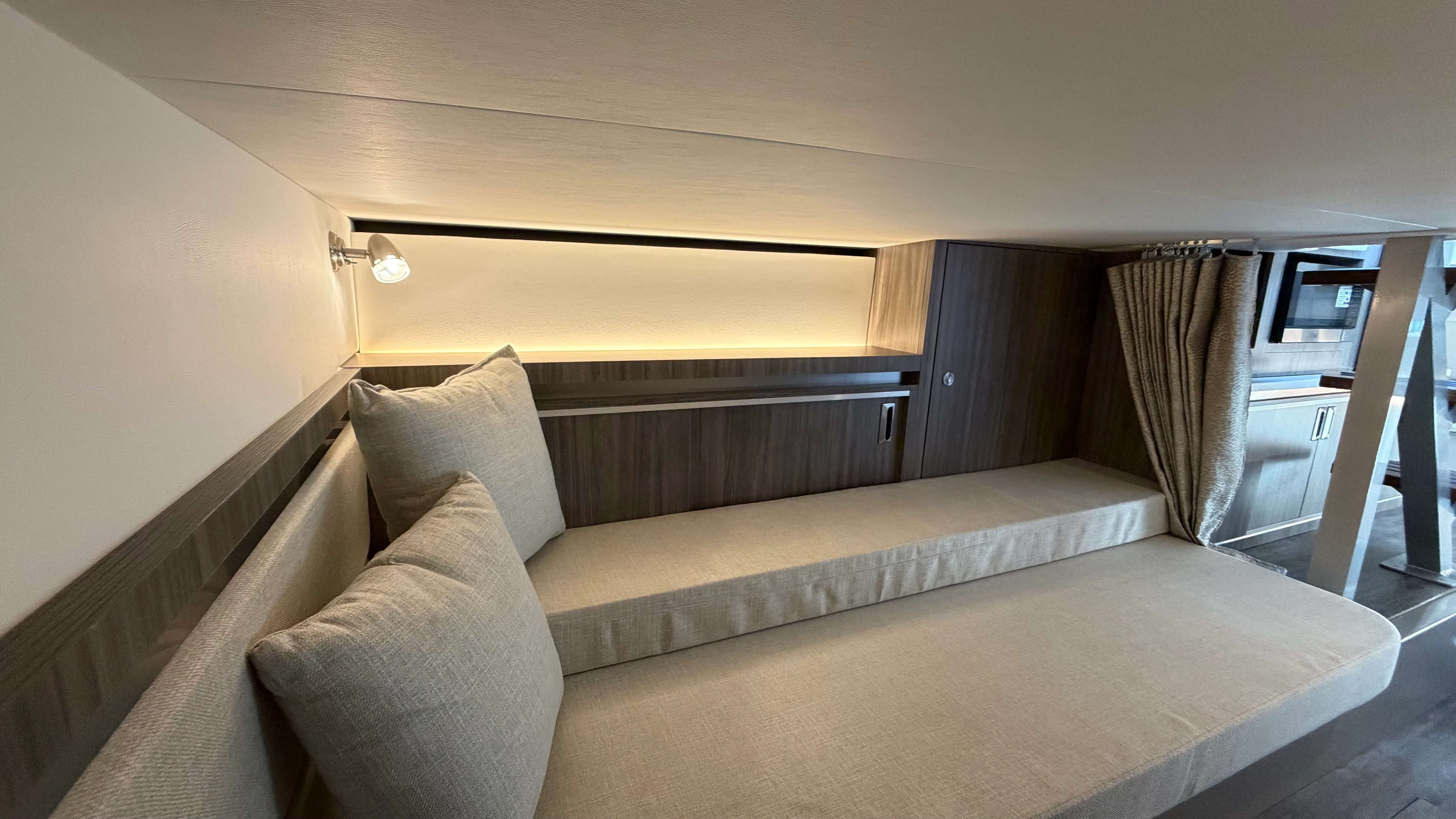 2026 Sea Ray Sundancer 320 Outboard Image Thumbnail #42