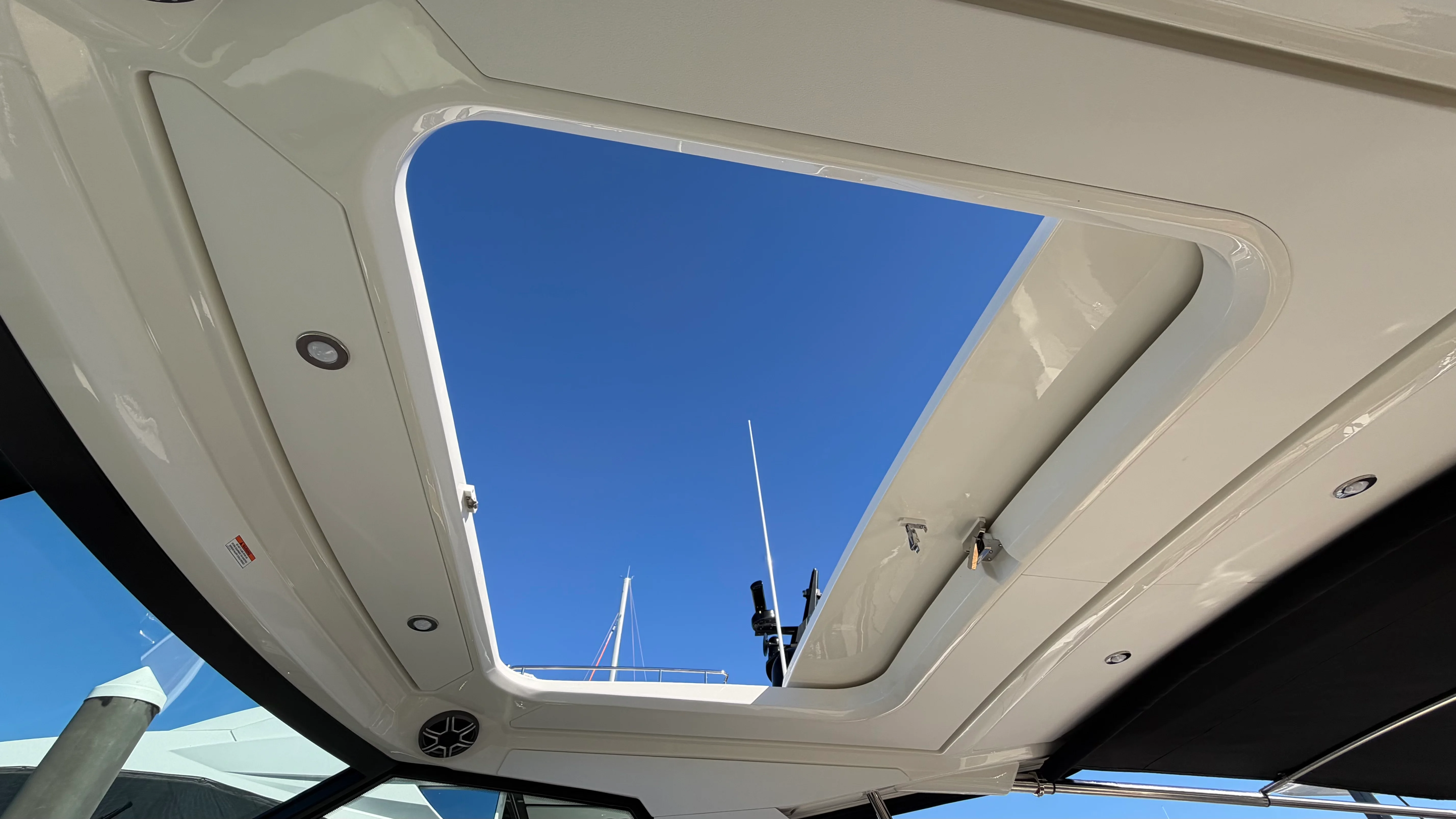 2026 Sea Ray Sundancer 320 Outboard Image Thumbnail #29