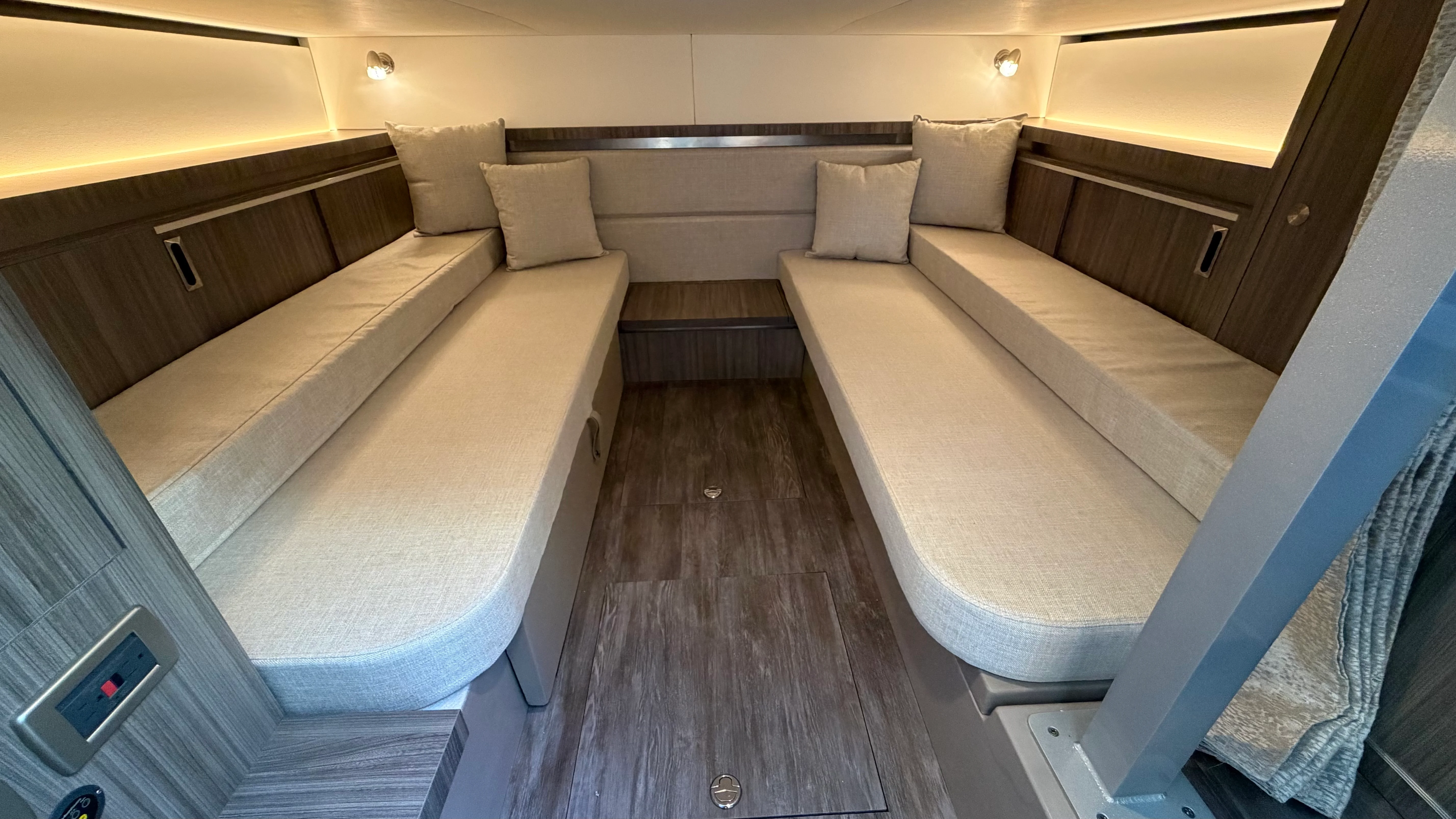 2026 Sea Ray Sundancer 320 Outboard Image Thumbnail #39