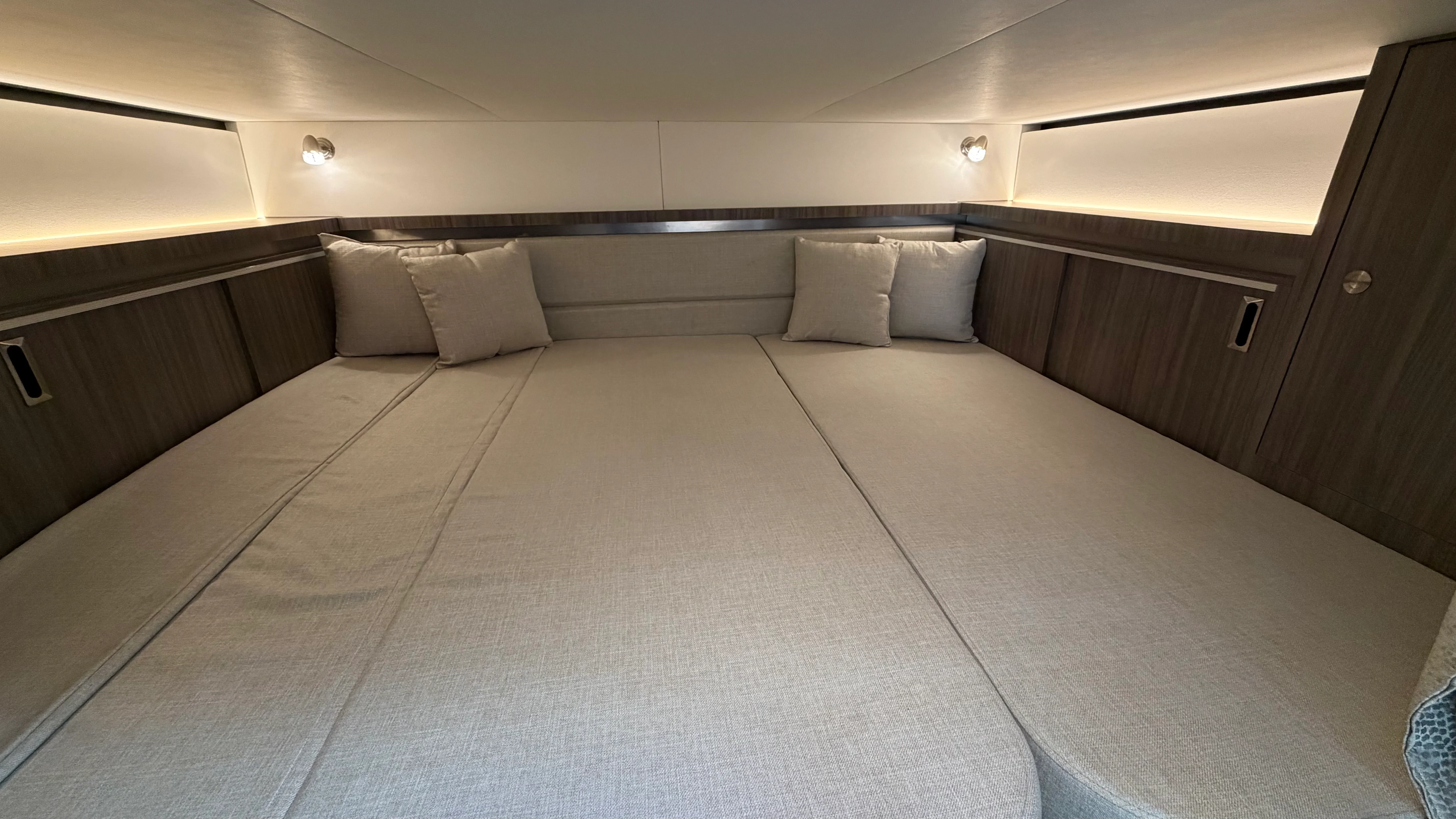 2026 Sea Ray Sundancer 320 Outboard Image Thumbnail #40