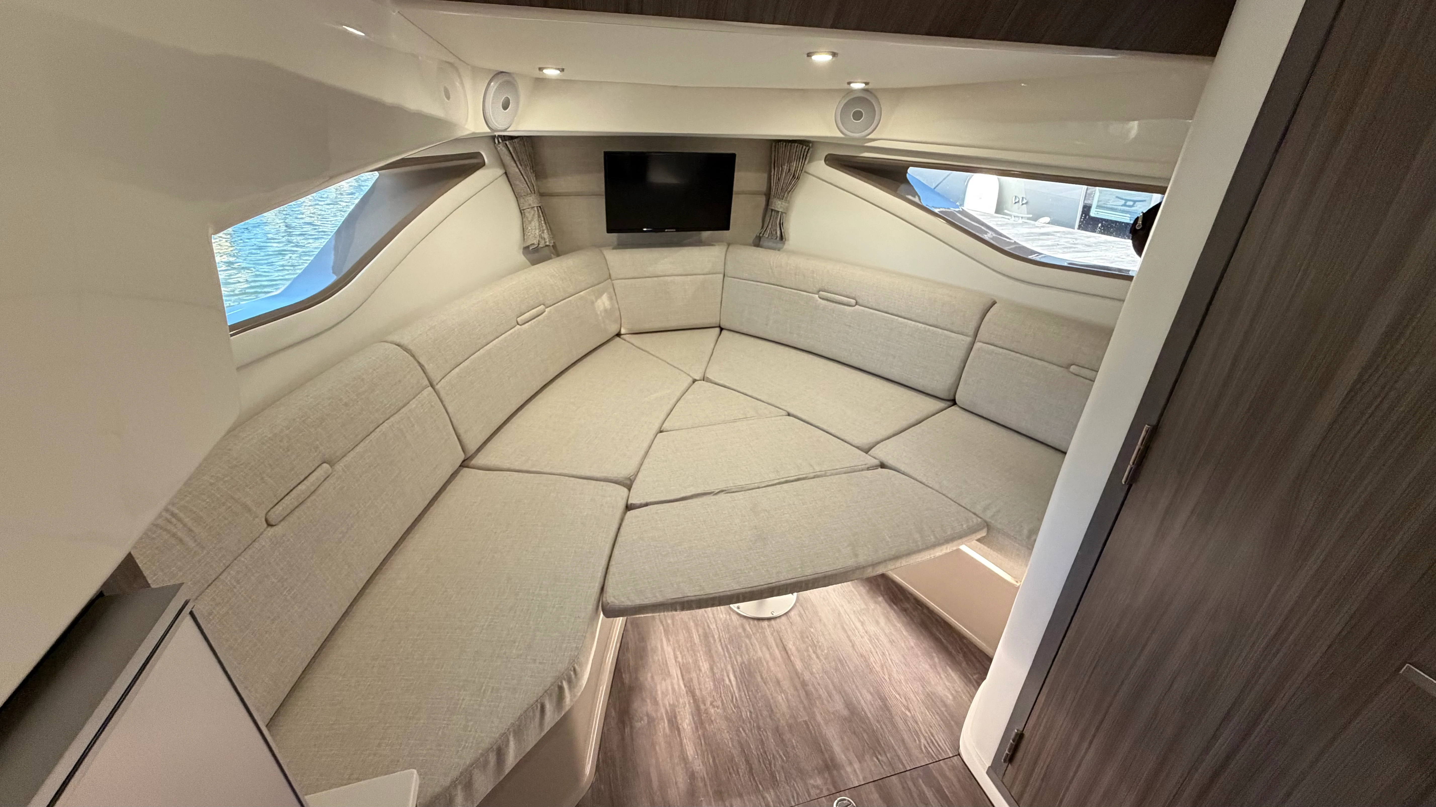 2026 Sea Ray Sundancer 320 Outboard Image Thumbnail #38