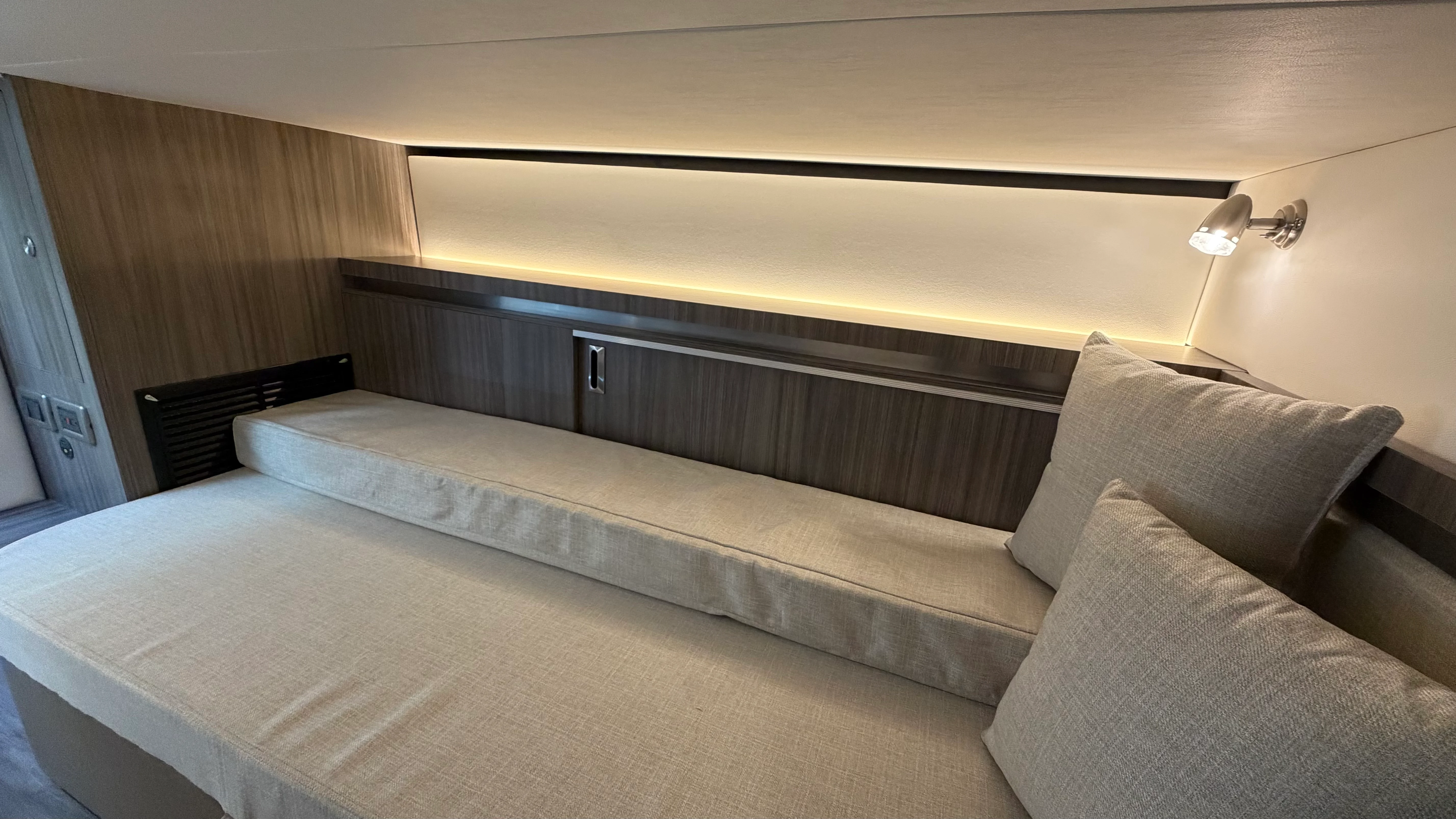 2026 Sea Ray Sundancer 320 Outboard Image Thumbnail #41