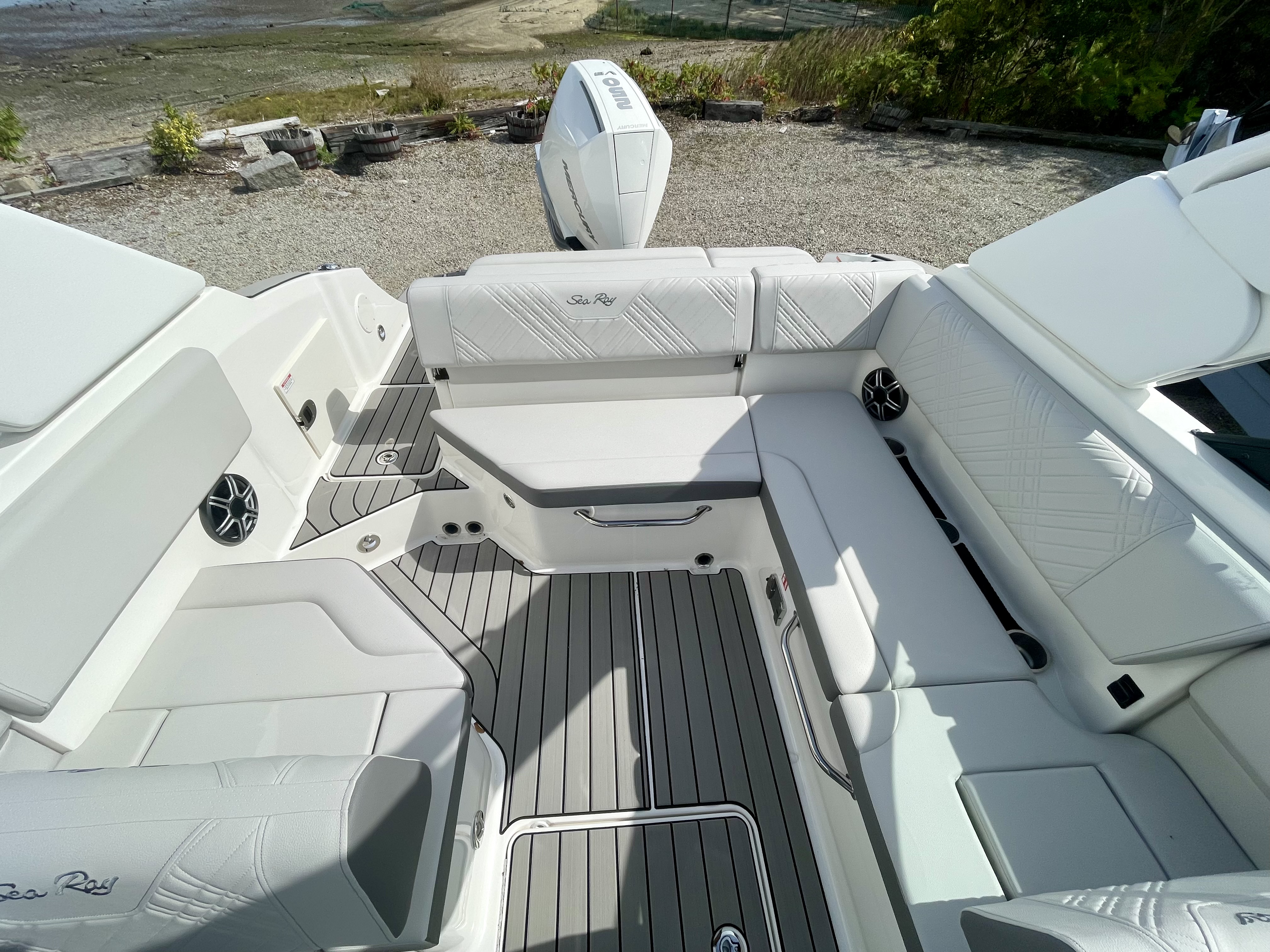 2026 Sea Ray SDX 230 Outboard Image Thumbnail #6