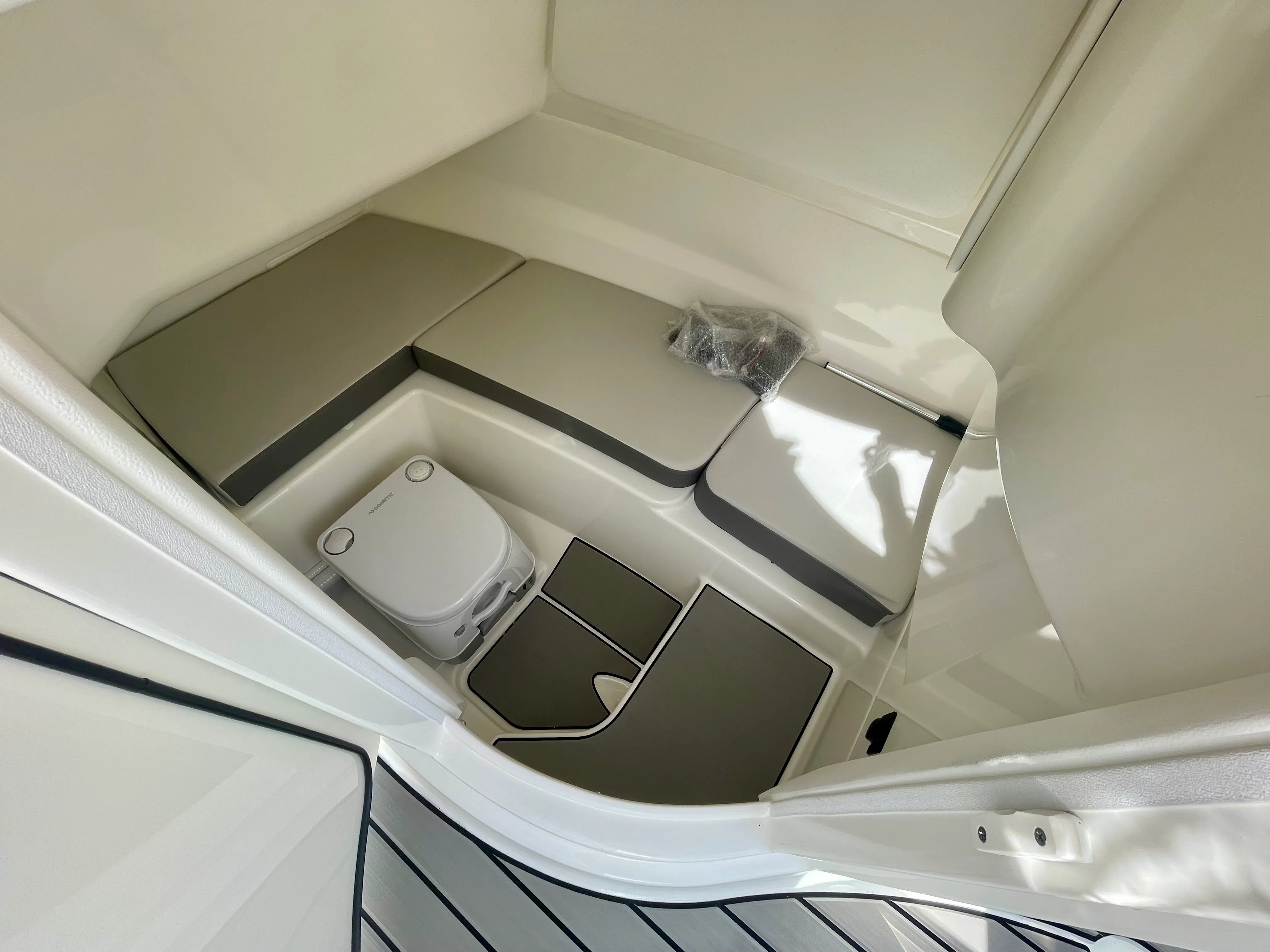 2026 Sea Ray SDX 230 Outboard Image Thumbnail #15