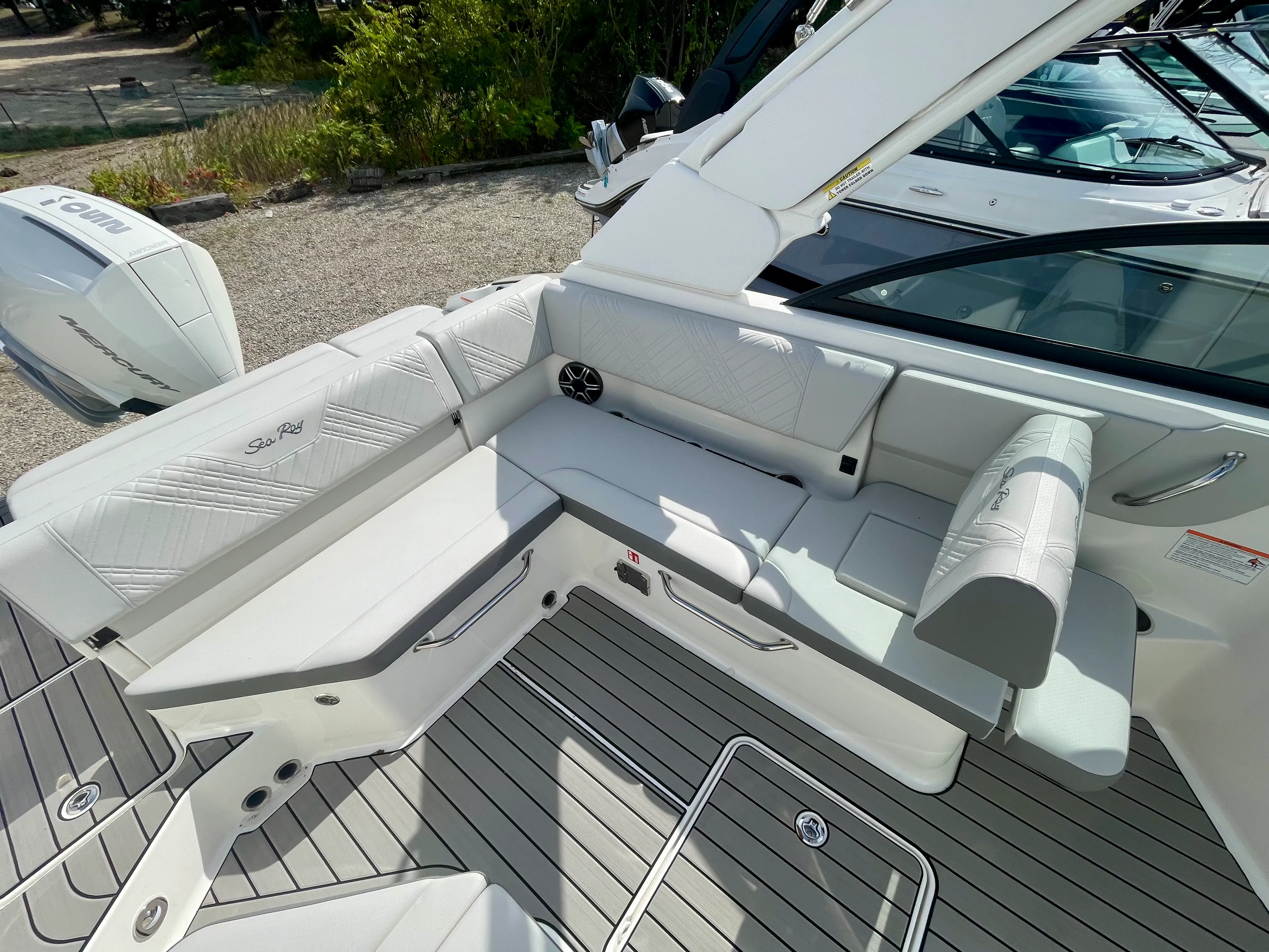 2026 Sea Ray SDX 230 Outboard Image Thumbnail #8