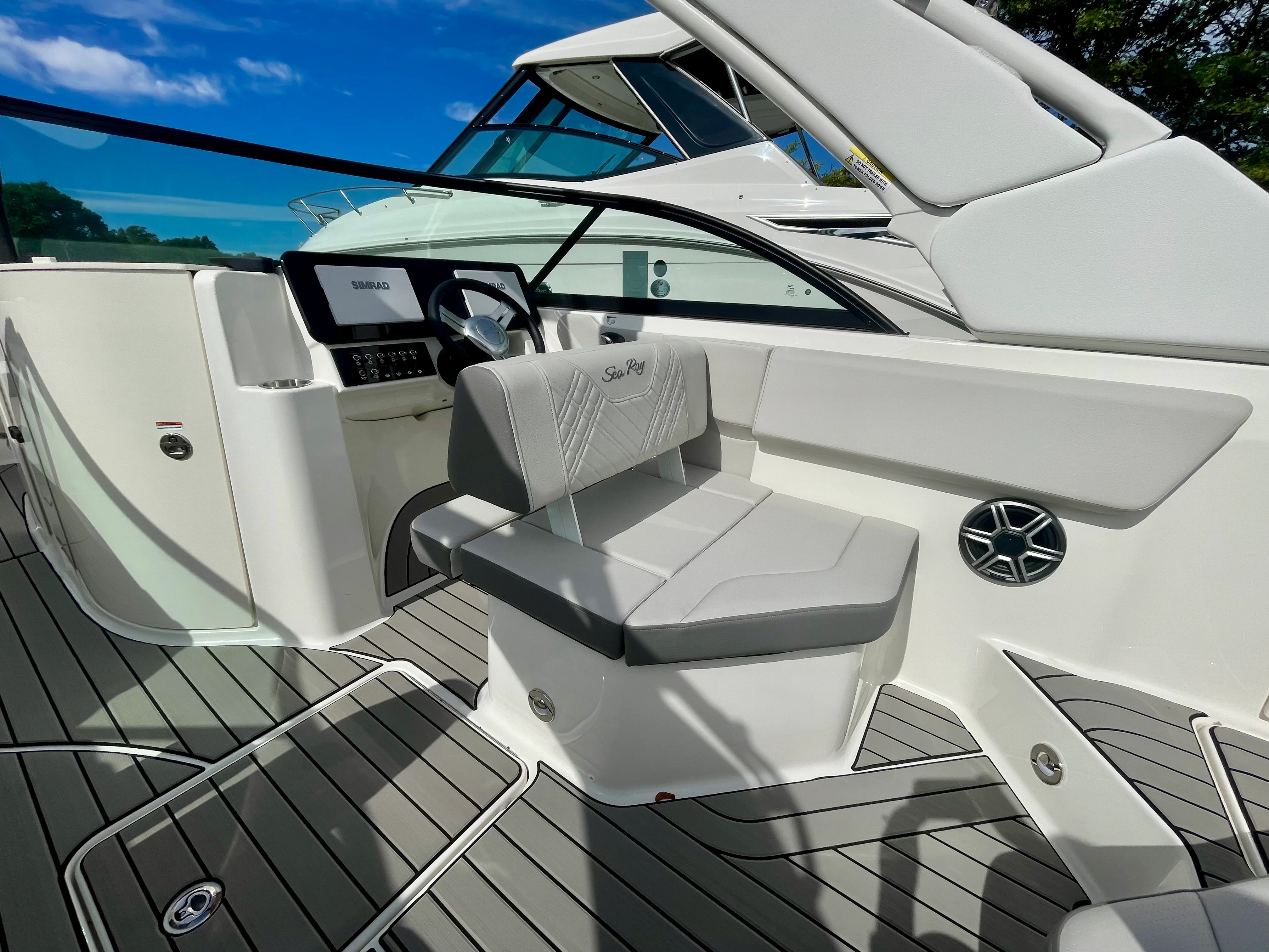 2026 Sea Ray SDX 230 Outboard Image Thumbnail #9