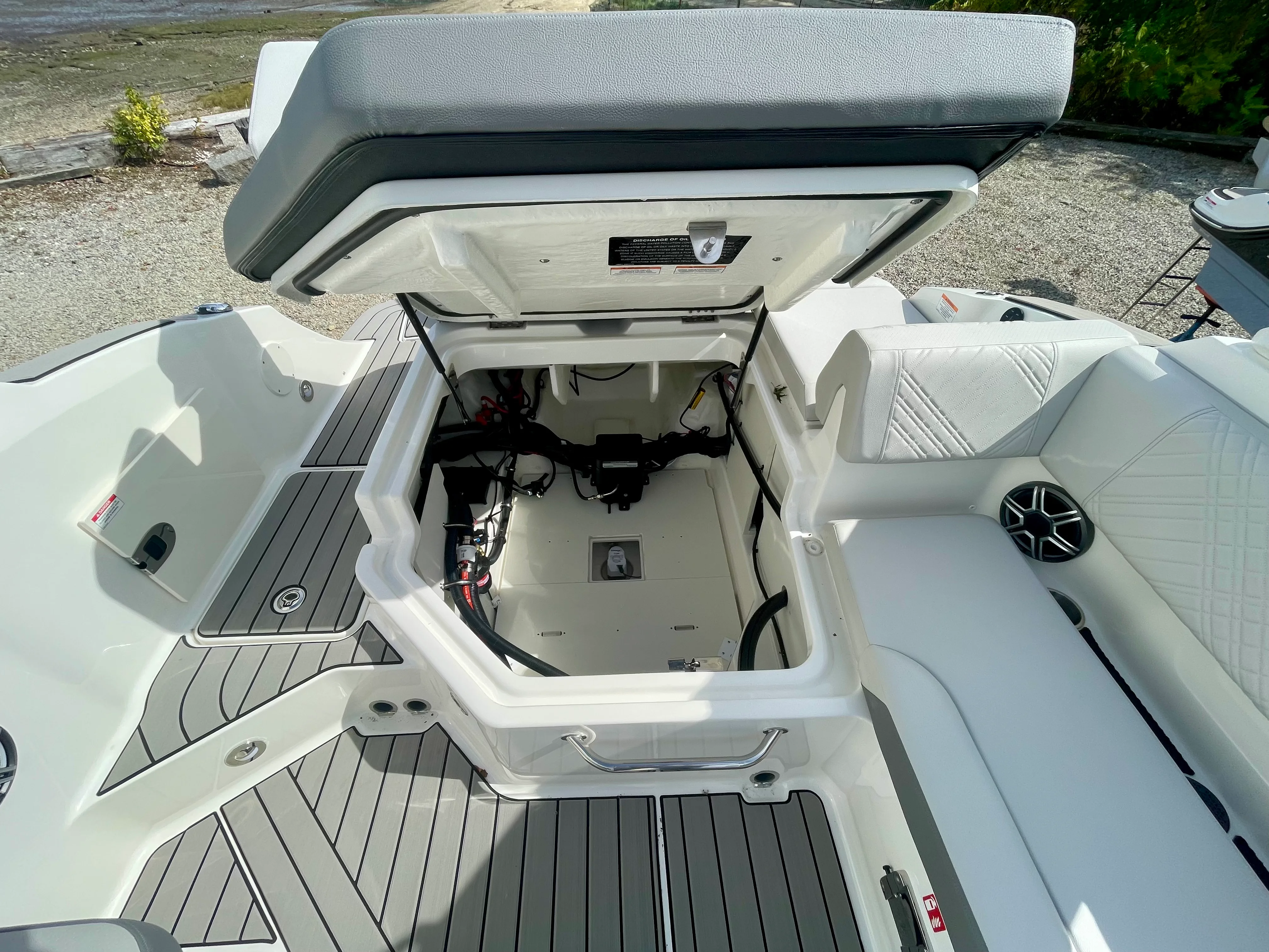 2026 Sea Ray SDX 230 Outboard Image Thumbnail #7