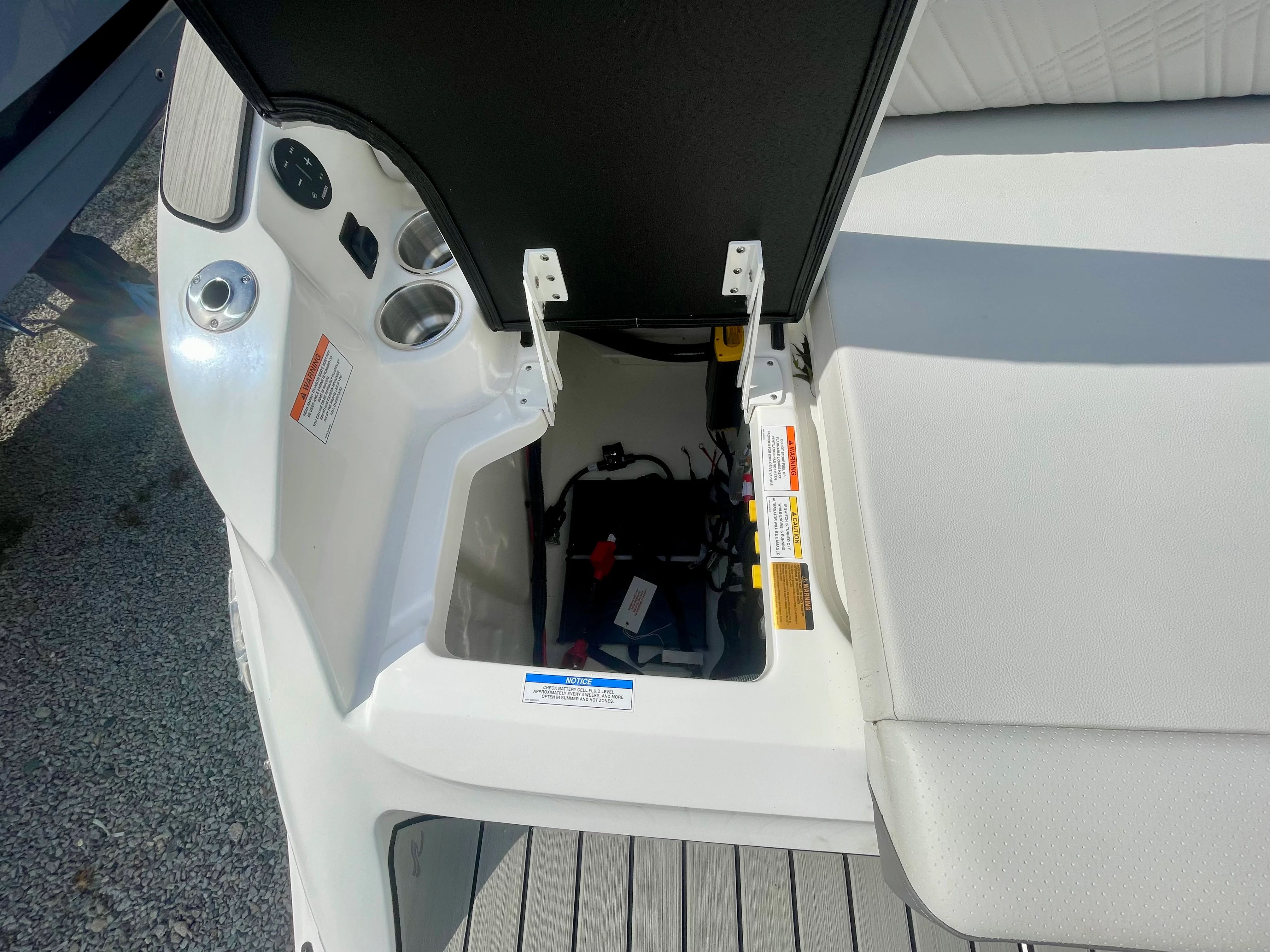 2026 Sea Ray SDX 230 Outboard Image Thumbnail #5