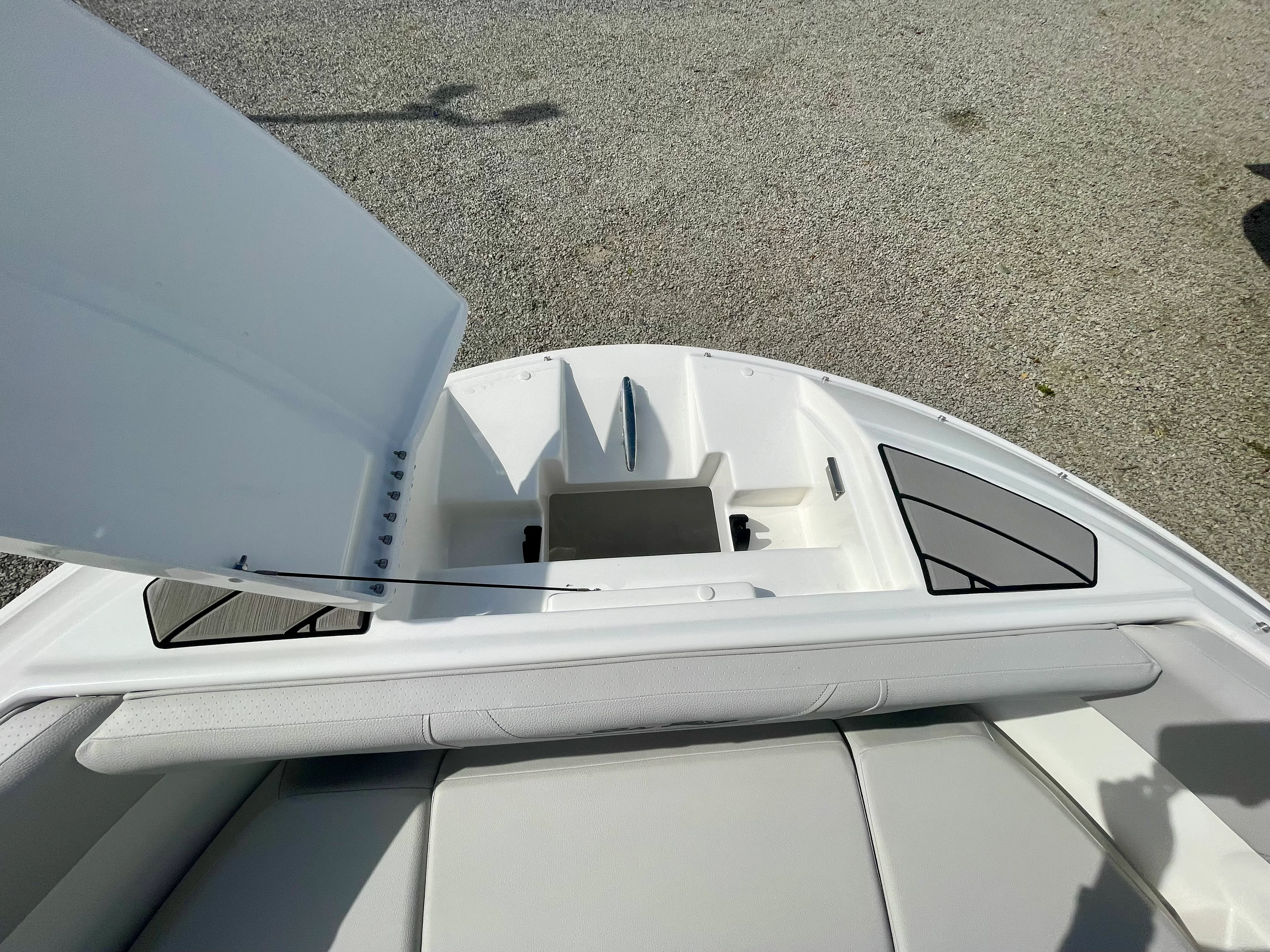 2026 Sea Ray SDX 230 Outboard Image Thumbnail #18