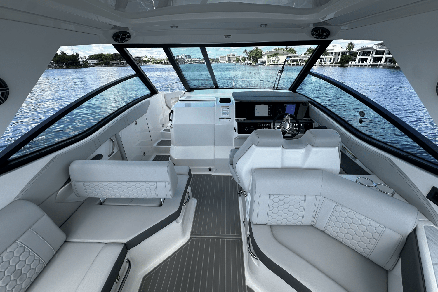 2026 Sea Ray Sundancer 320 Outboard Image Thumbnail #31