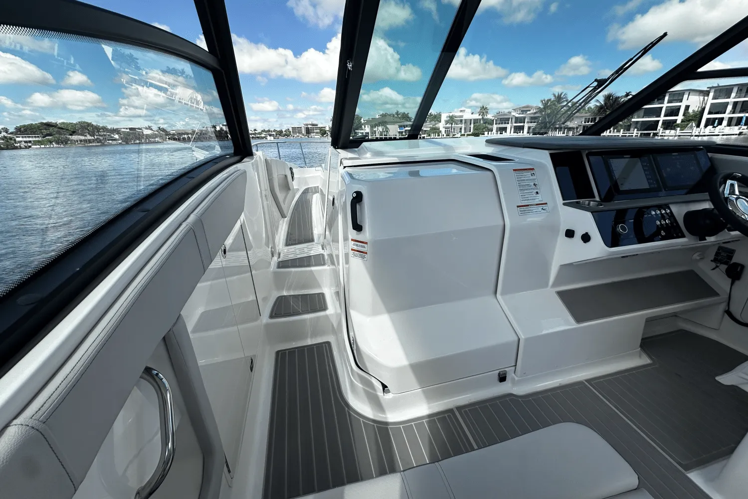 2026 Sea Ray Sundancer 320 Outboard Image Thumbnail #38