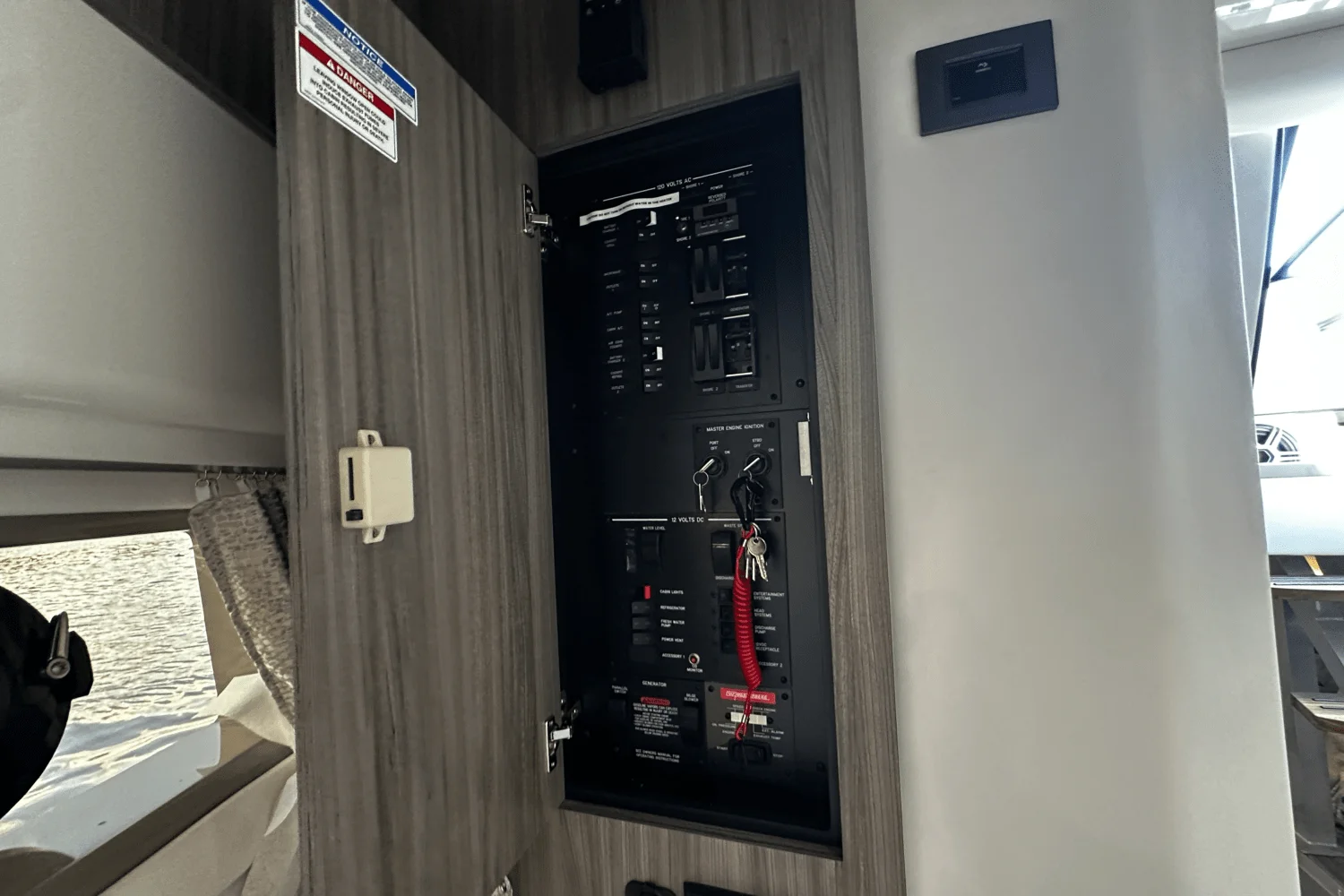 2026 Sea Ray Sundancer 320 Outboard Image Thumbnail #50