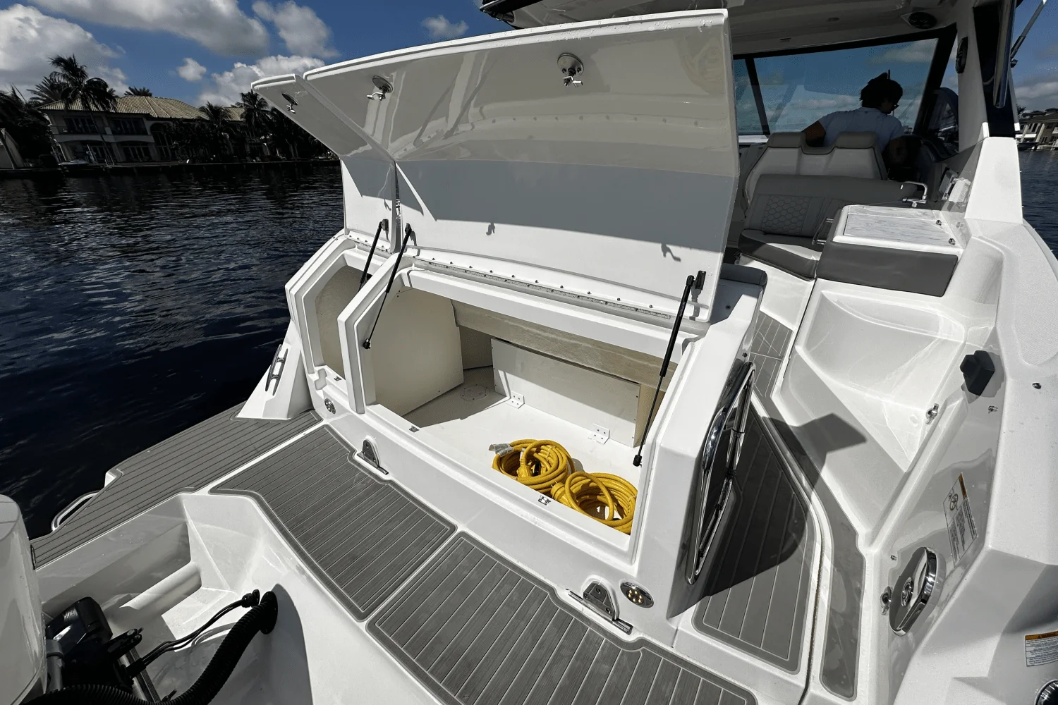 2026 Sea Ray Sundancer 320 Outboard Image Thumbnail #20