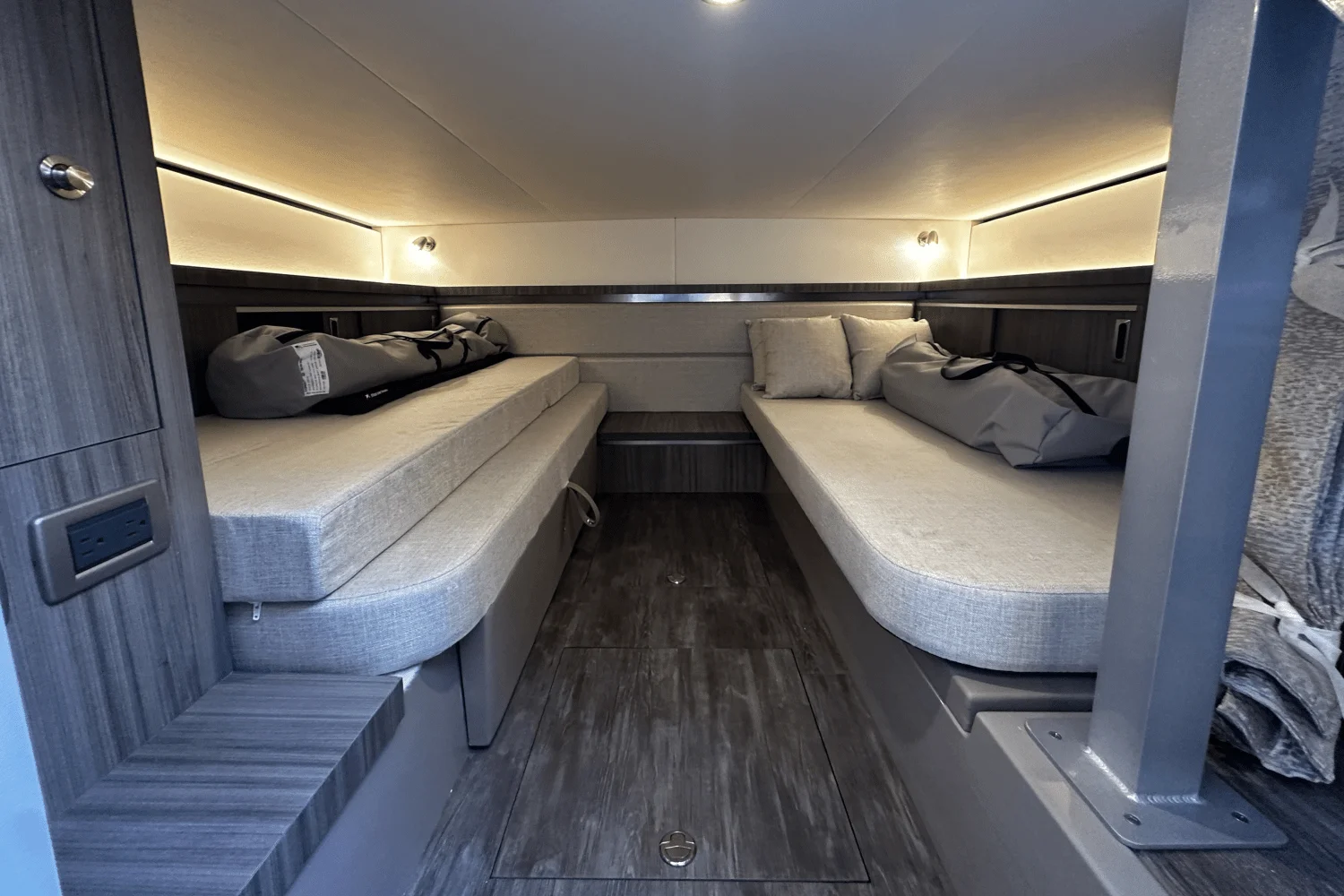 2026 Sea Ray Sundancer 320 Outboard Image Thumbnail #47