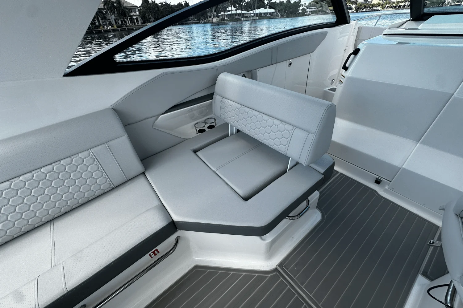 2026 Sea Ray Sundancer 320 Outboard Image Thumbnail #33