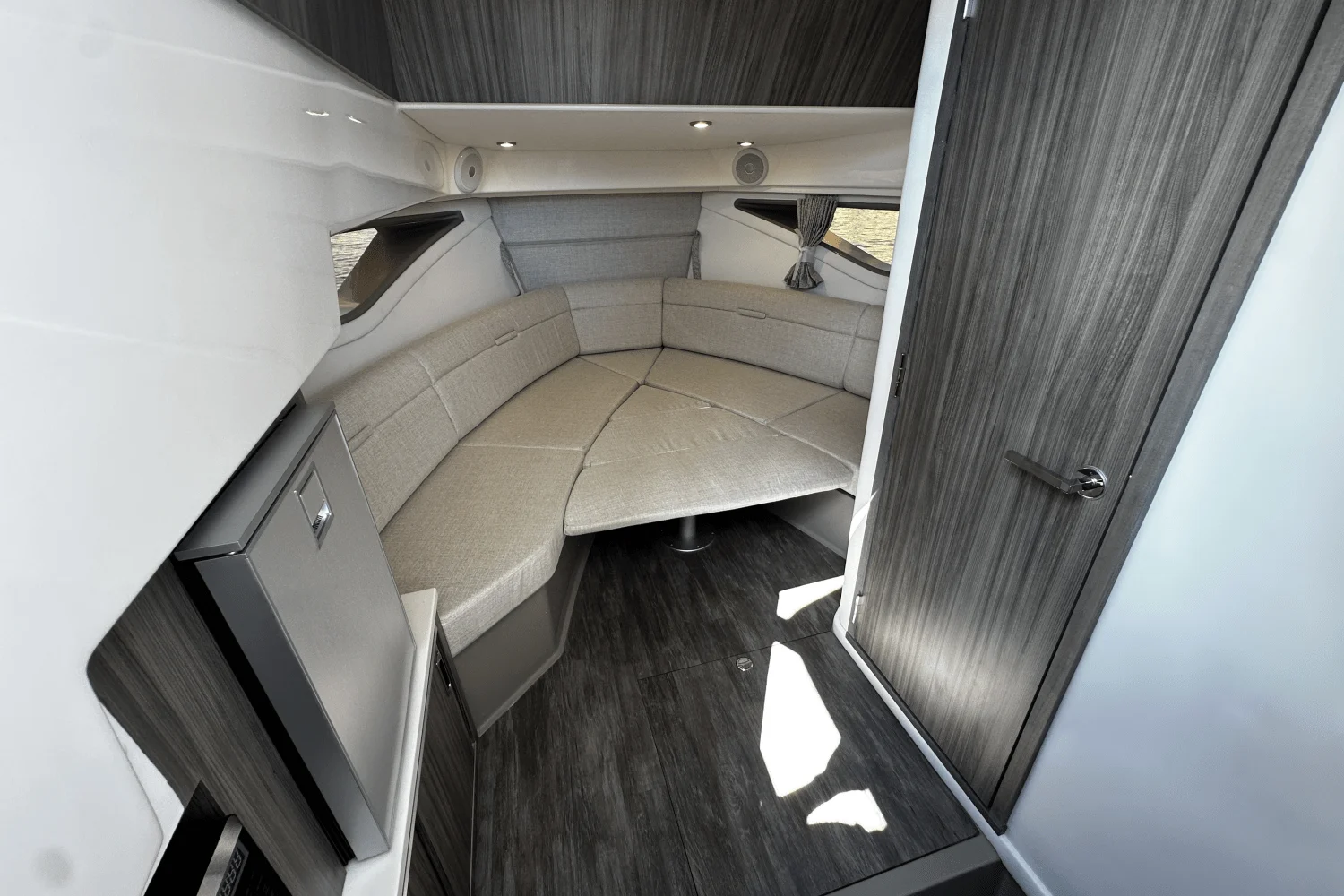 2026 Sea Ray Sundancer 320 Outboard Image Thumbnail #44