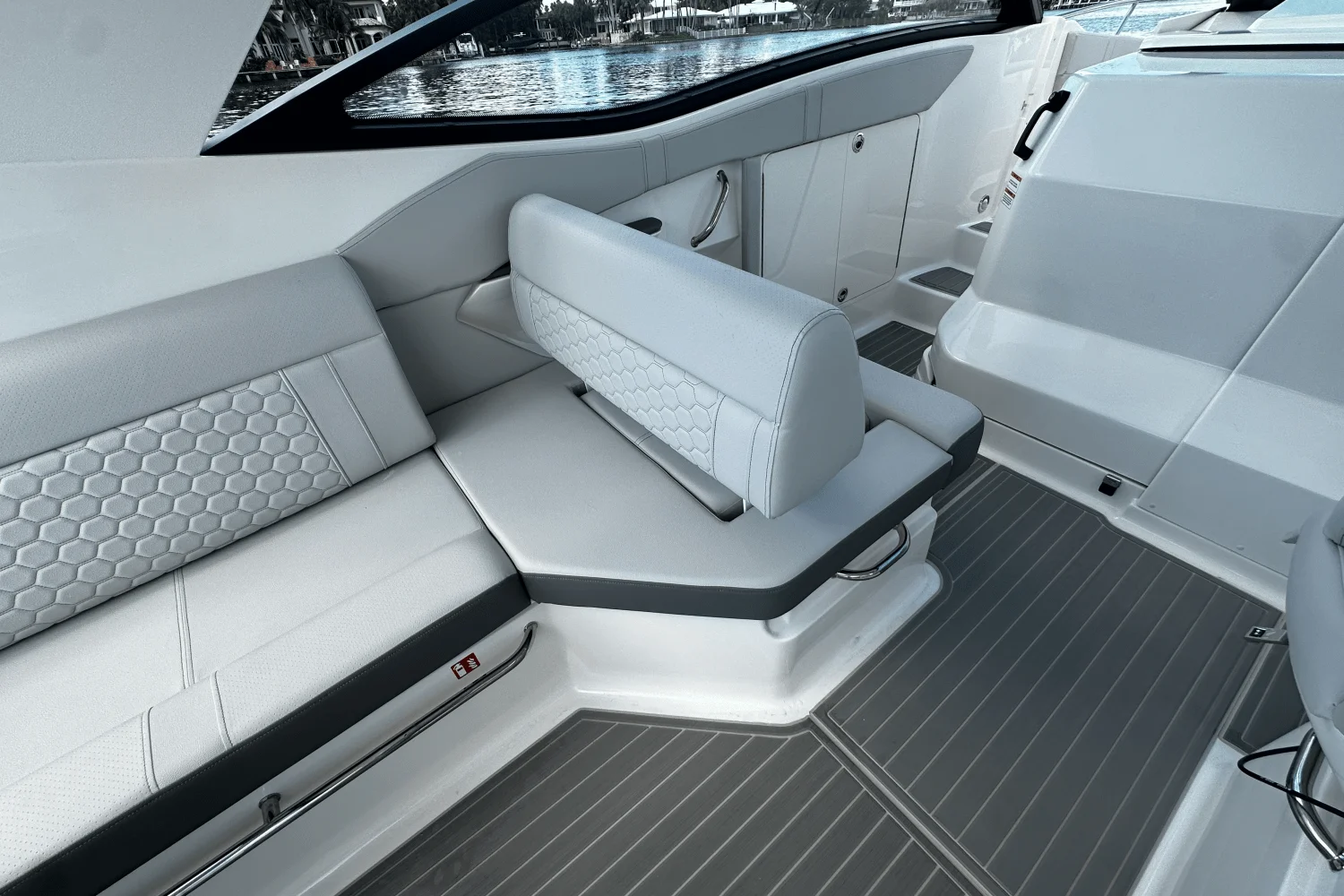 2026 Sea Ray Sundancer 320 Outboard Image Thumbnail #32