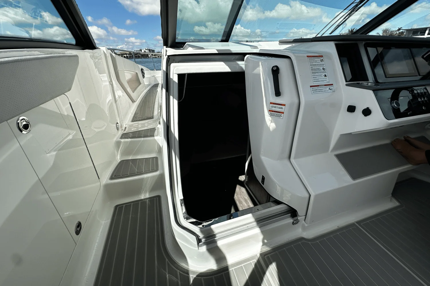 2026 Sea Ray Sundancer 320 Outboard Image Thumbnail #43