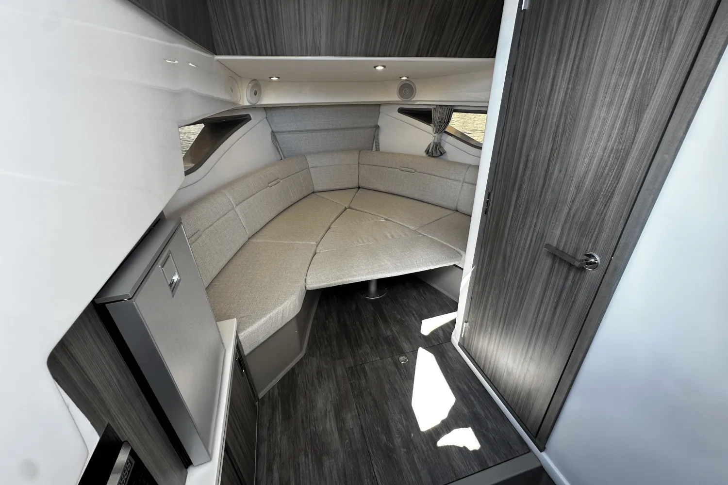 2026 Sea Ray Sundancer 320 Outboard Image Thumbnail #44