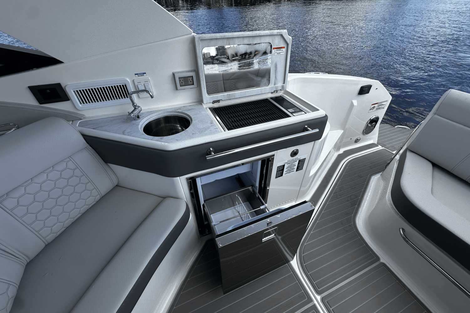 2026 Sea Ray Sundancer 320 Outboard Image Thumbnail #28