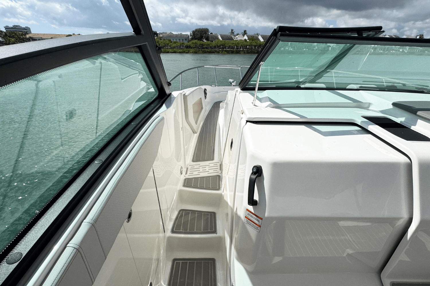 2026 Sea Ray Sundancer 320 Outboard Image Thumbnail #20