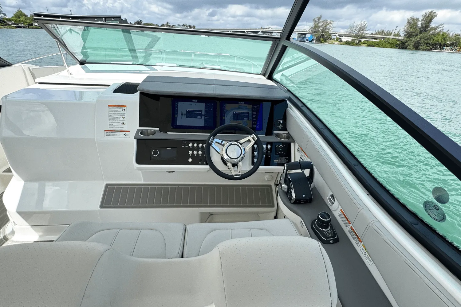 2026 Sea Ray Sundancer 320 Outboard Image Thumbnail #10