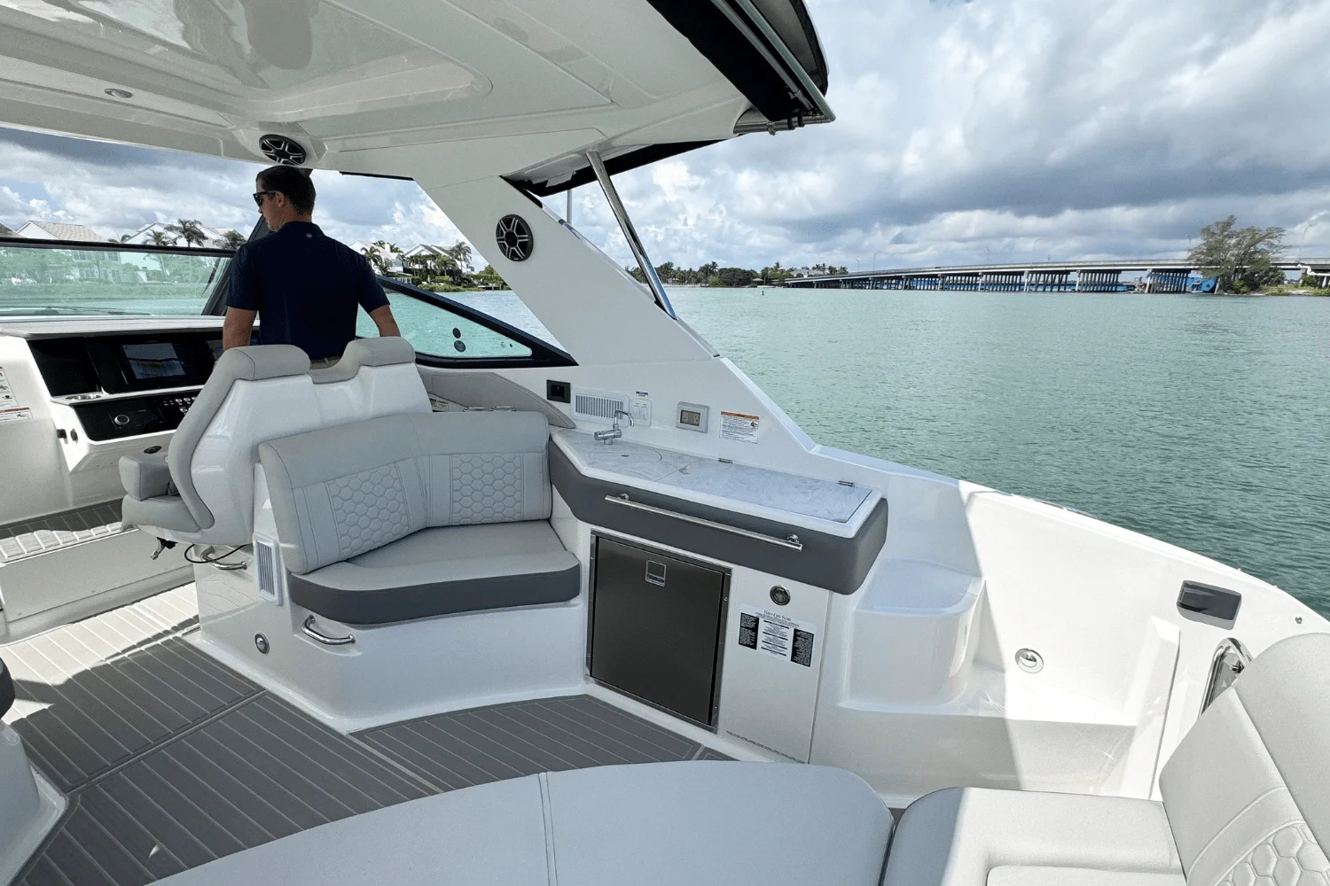 2026 Sea Ray Sundancer 320 Outboard Image Thumbnail #13