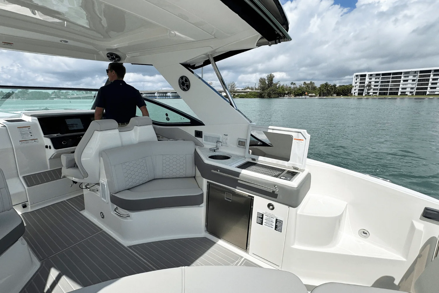 2026 Sea Ray Sundancer 320 Outboard Image Thumbnail #14