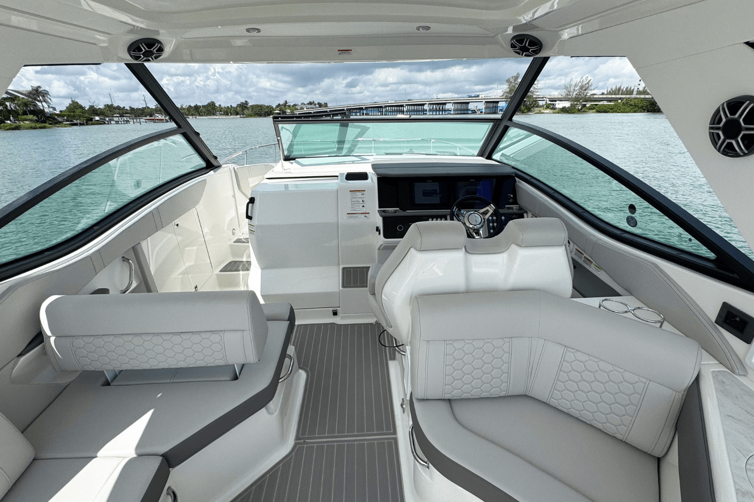 2026 Sea Ray Sundancer 320 Outboard Image Thumbnail #8
