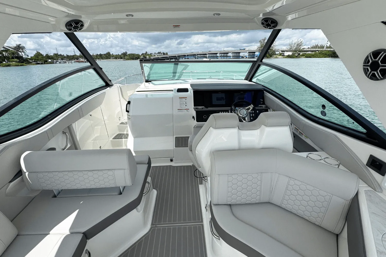 2026 Sea Ray Sundancer 320 Outboard Image Thumbnail #8