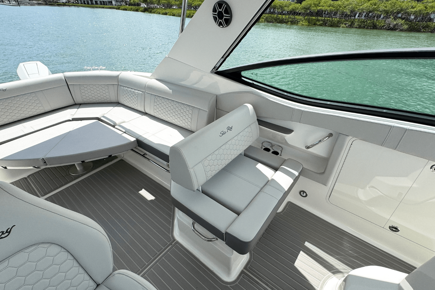 2026 Sea Ray Sundancer 320 Outboard Image Thumbnail #9
