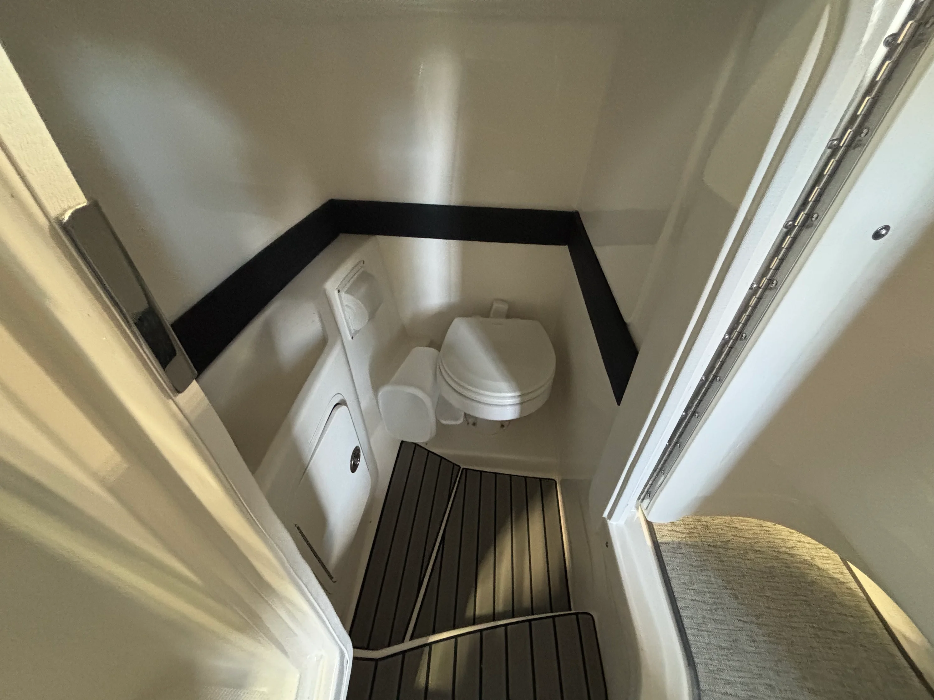 2026 Sea Ray SLX 260 Outboard Image Thumbnail #14