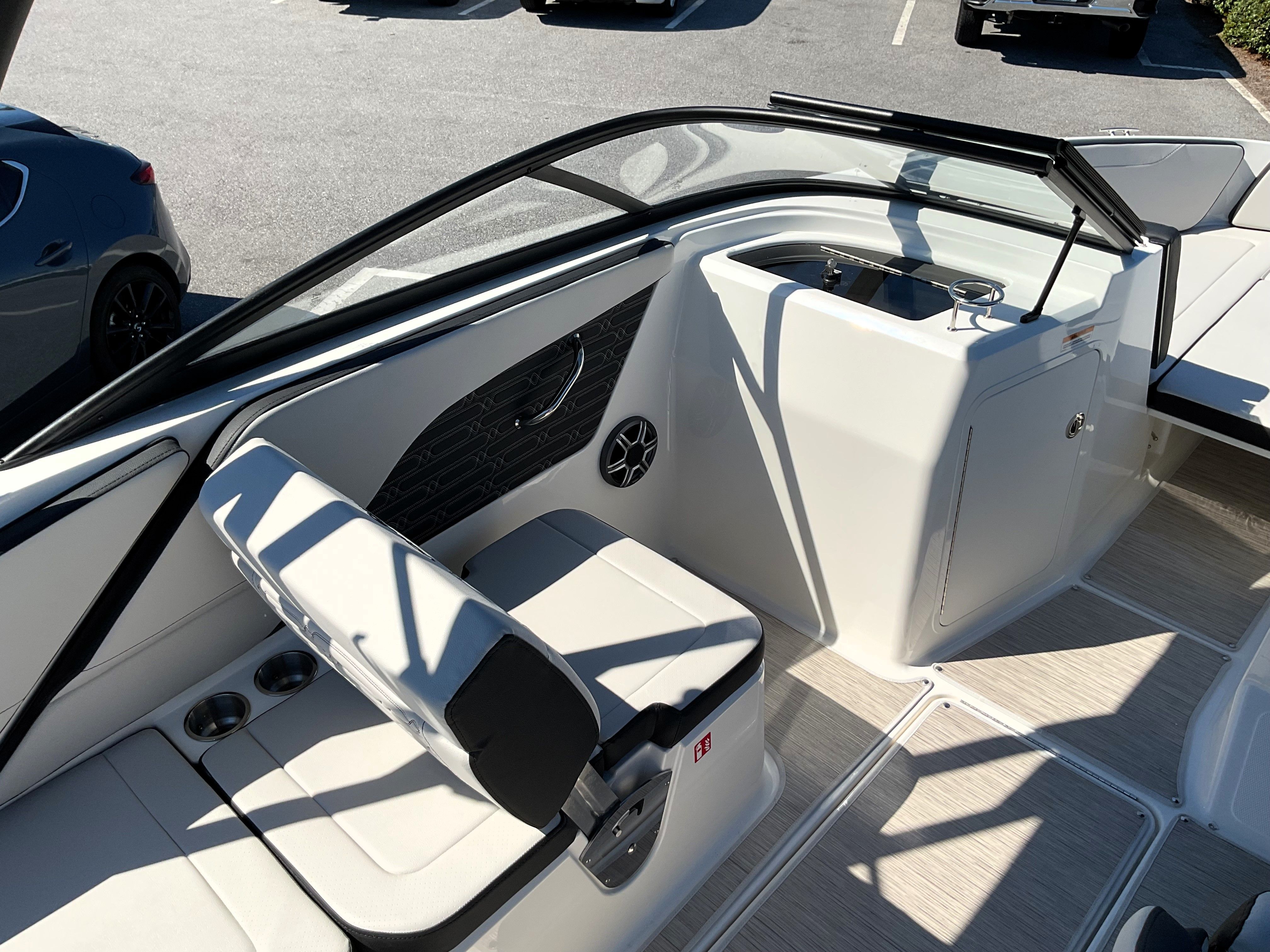 2026 Sea Ray SPX 210 Outboard Image Thumbnail #19