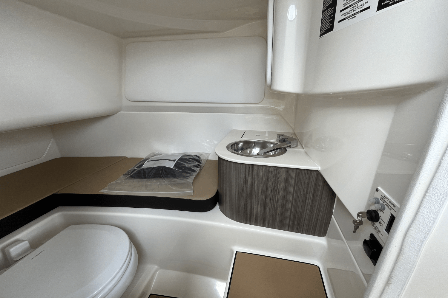 2025 Sea Ray SDX 270 Surf Image Thumbnail #24