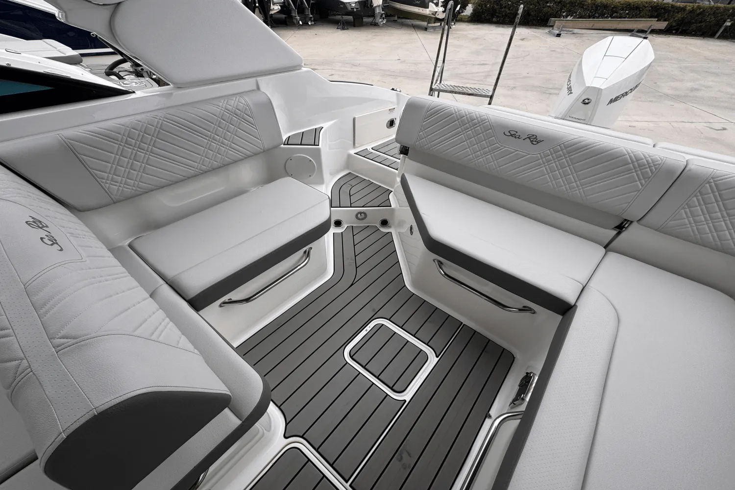 2026 Sea Ray SDX 250 Outboard Image Thumbnail #4