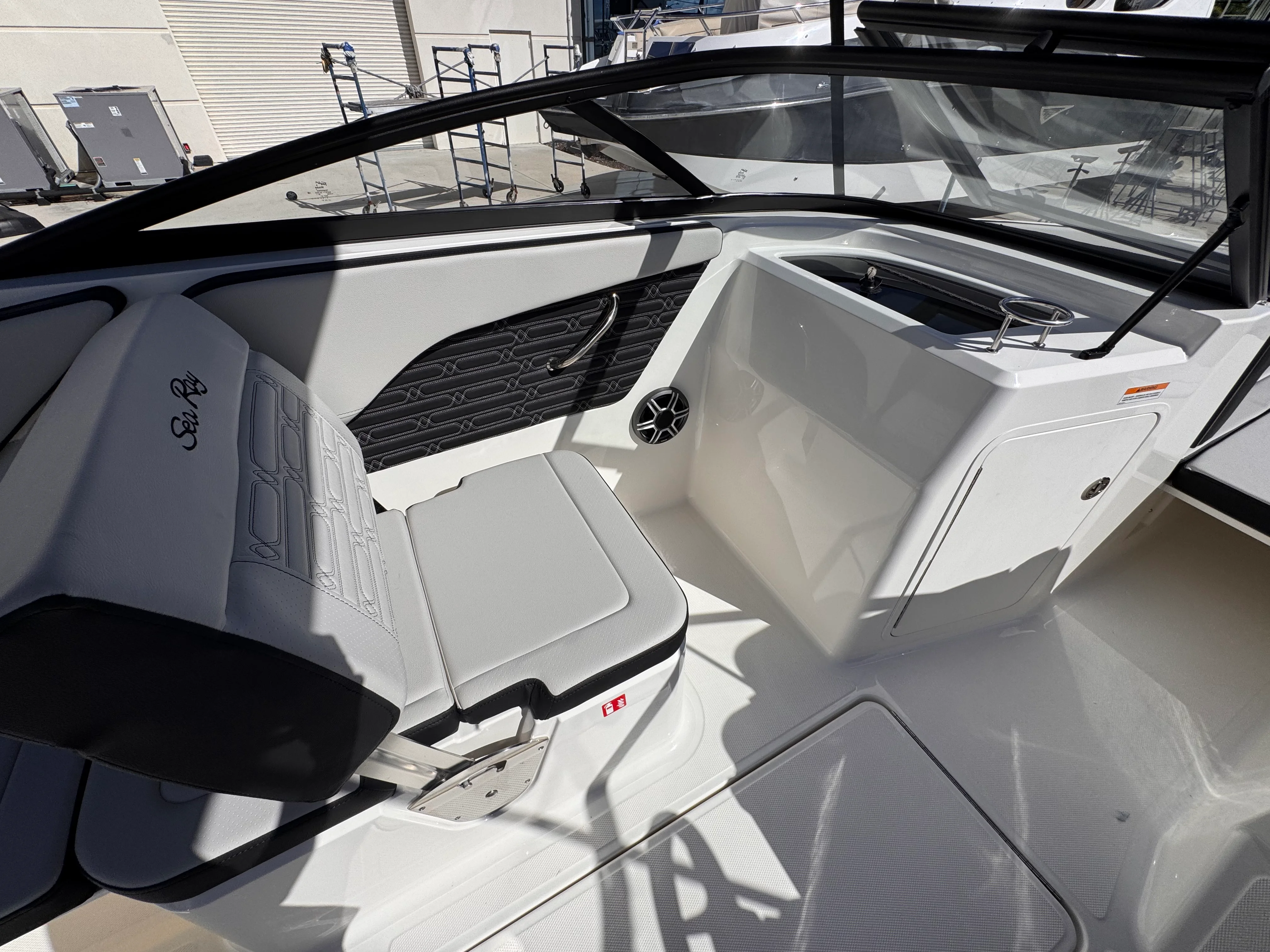 2026 Sea Ray SPX 210 Outboard Image Thumbnail #9