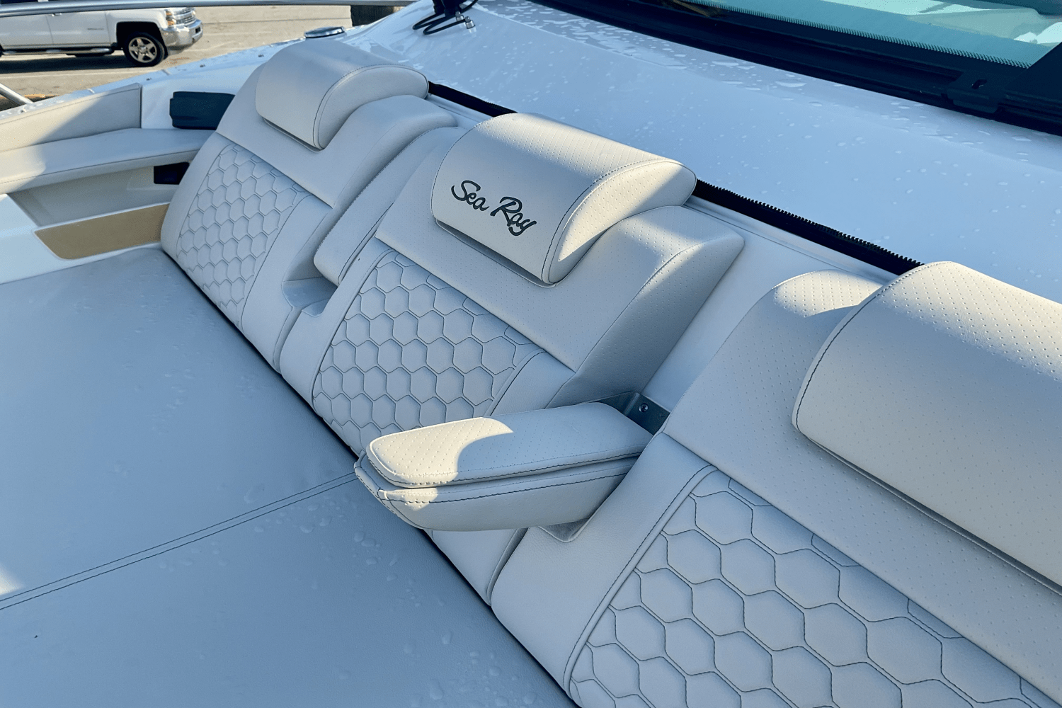 2026 Sea Ray Sundancer 320 Outboard Image Thumbnail #32