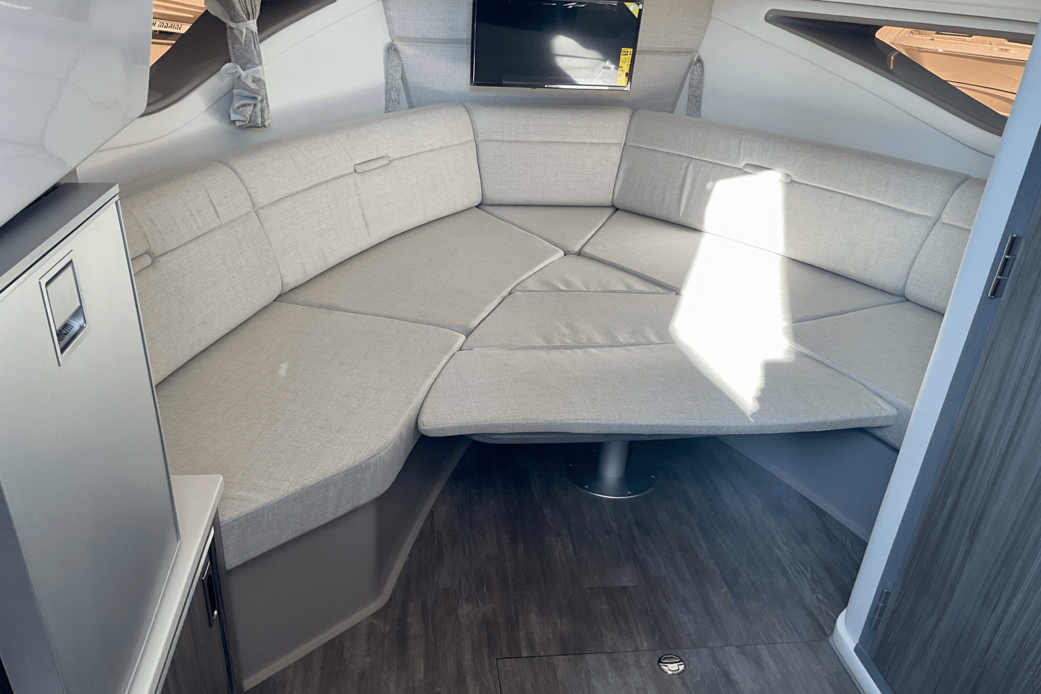 2026 Sea Ray Sundancer 320 Outboard Image Thumbnail #33