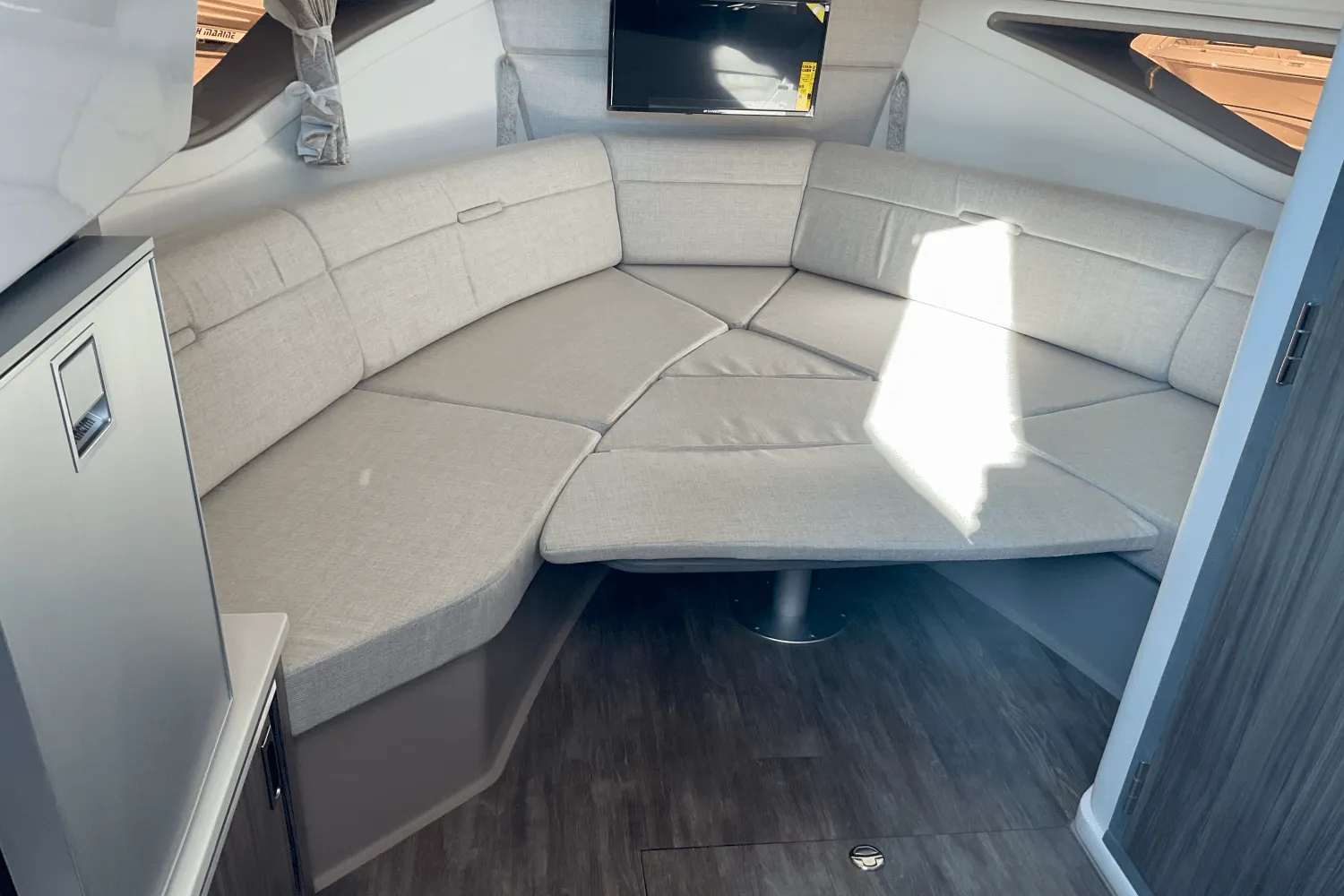 2026 Sea Ray Sundancer 320 Outboard Image Thumbnail #33