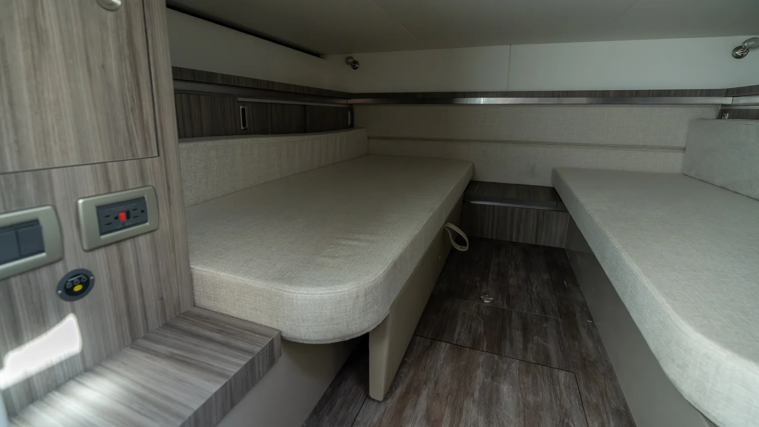 2026 Sea Ray Sundancer 320 Outboard Image Thumbnail #32