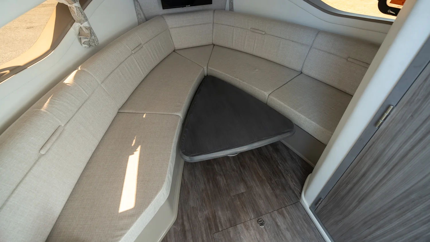 2026 Sea Ray Sundancer 320 Outboard Image Thumbnail #24