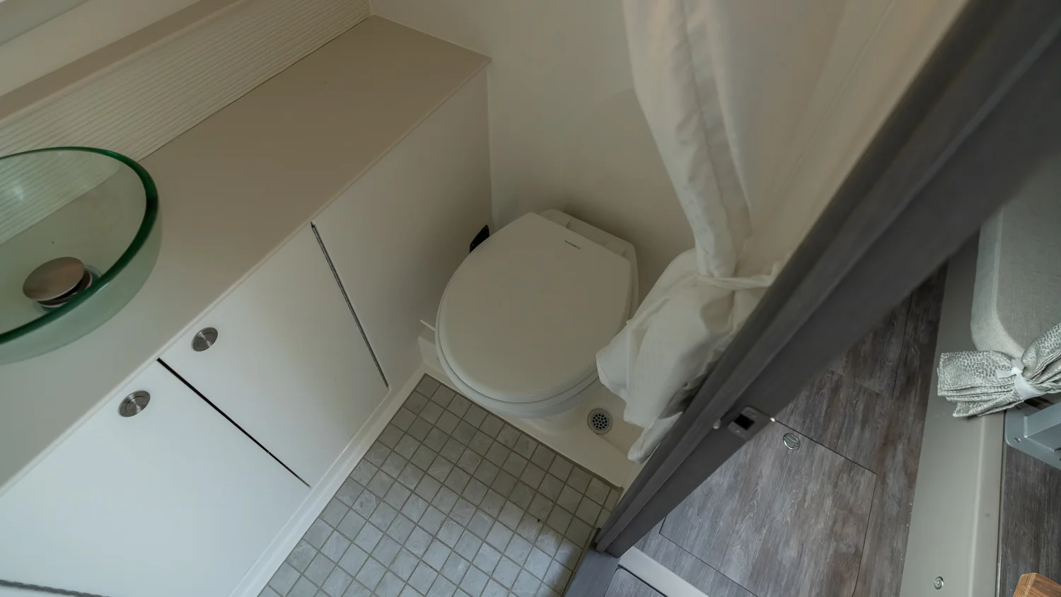 2026 Sea Ray Sundancer 320 Outboard Image Thumbnail #30