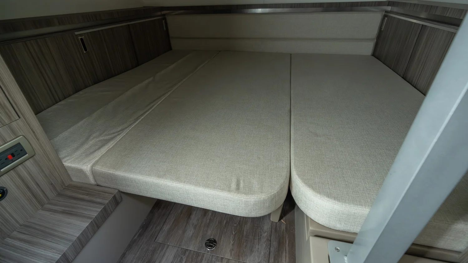 2026 Sea Ray Sundancer 320 Outboard Image Thumbnail #34