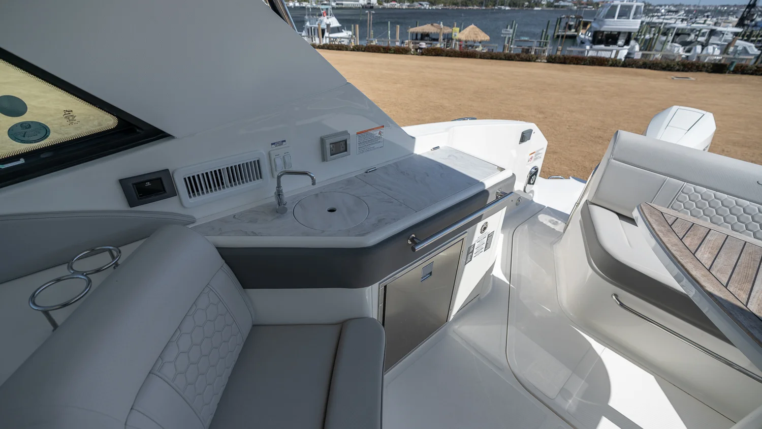 2026 Sea Ray Sundancer 320 Outboard Image Thumbnail #51